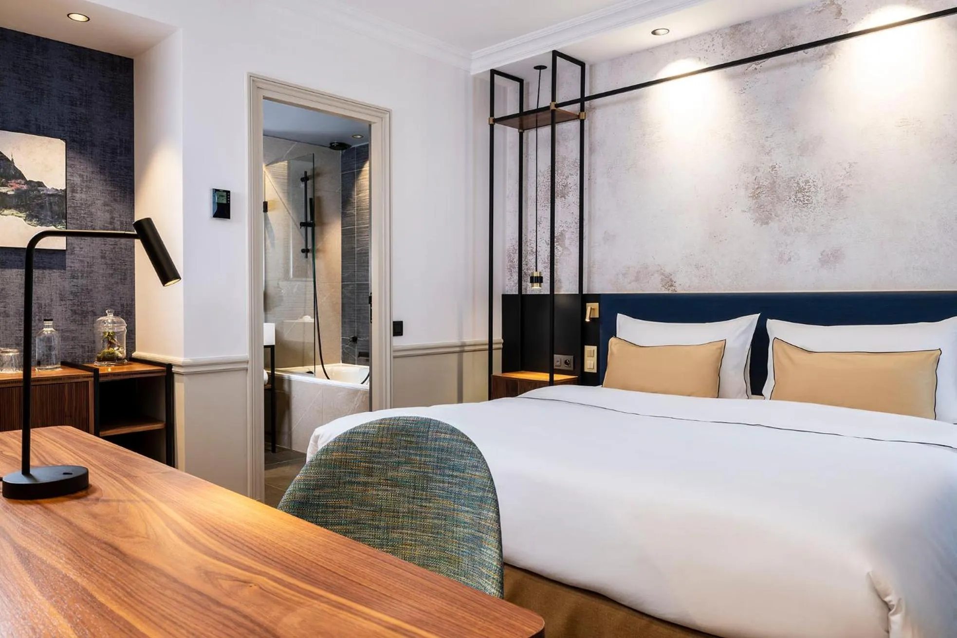 Bedroom, Bed in Victoria Palace Hotel