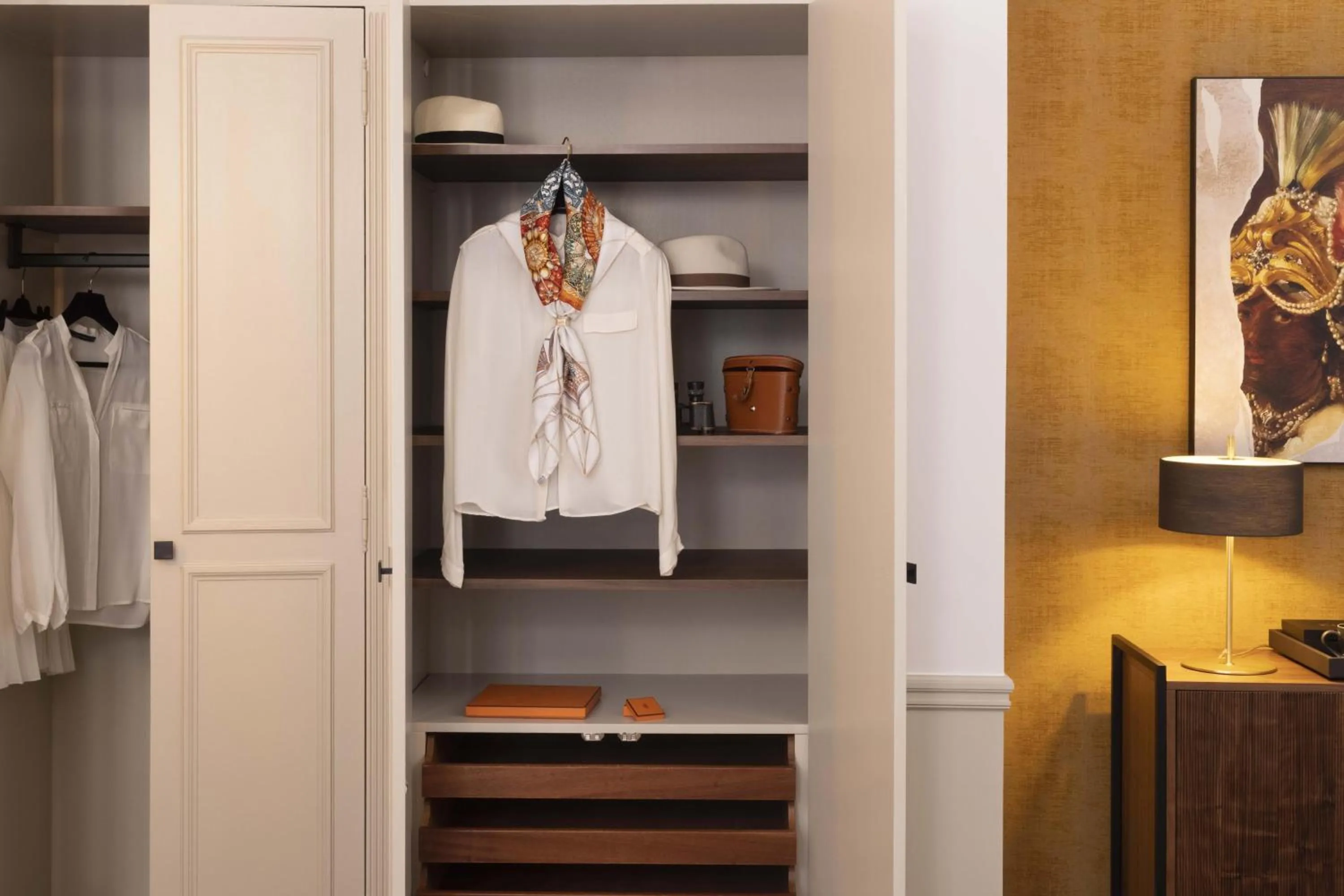 wardrobe in Victoria Palace Hotel