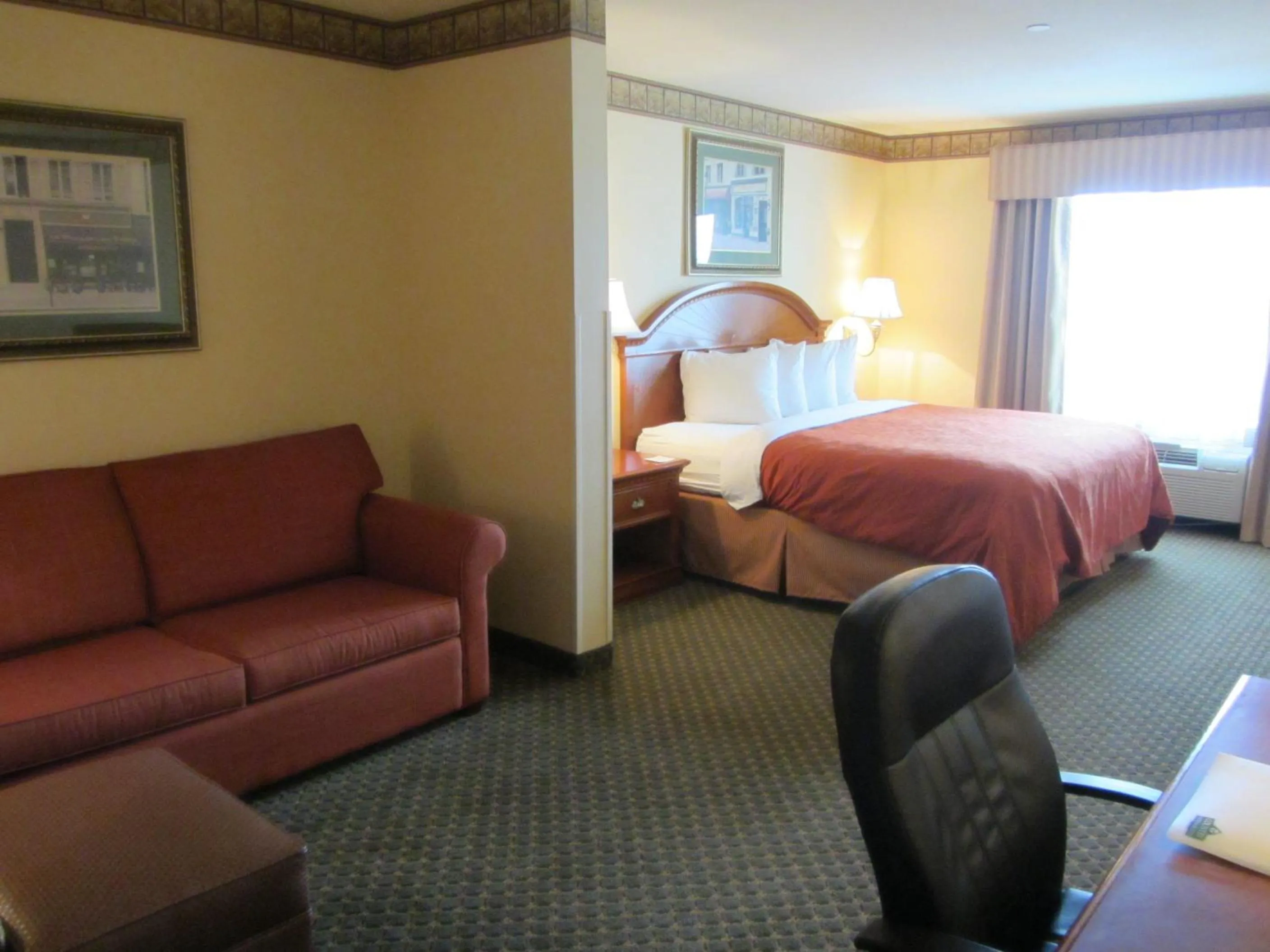 Living room, Bed in Country Inn & Suites by Radisson, Amarillo I-40 West, TX