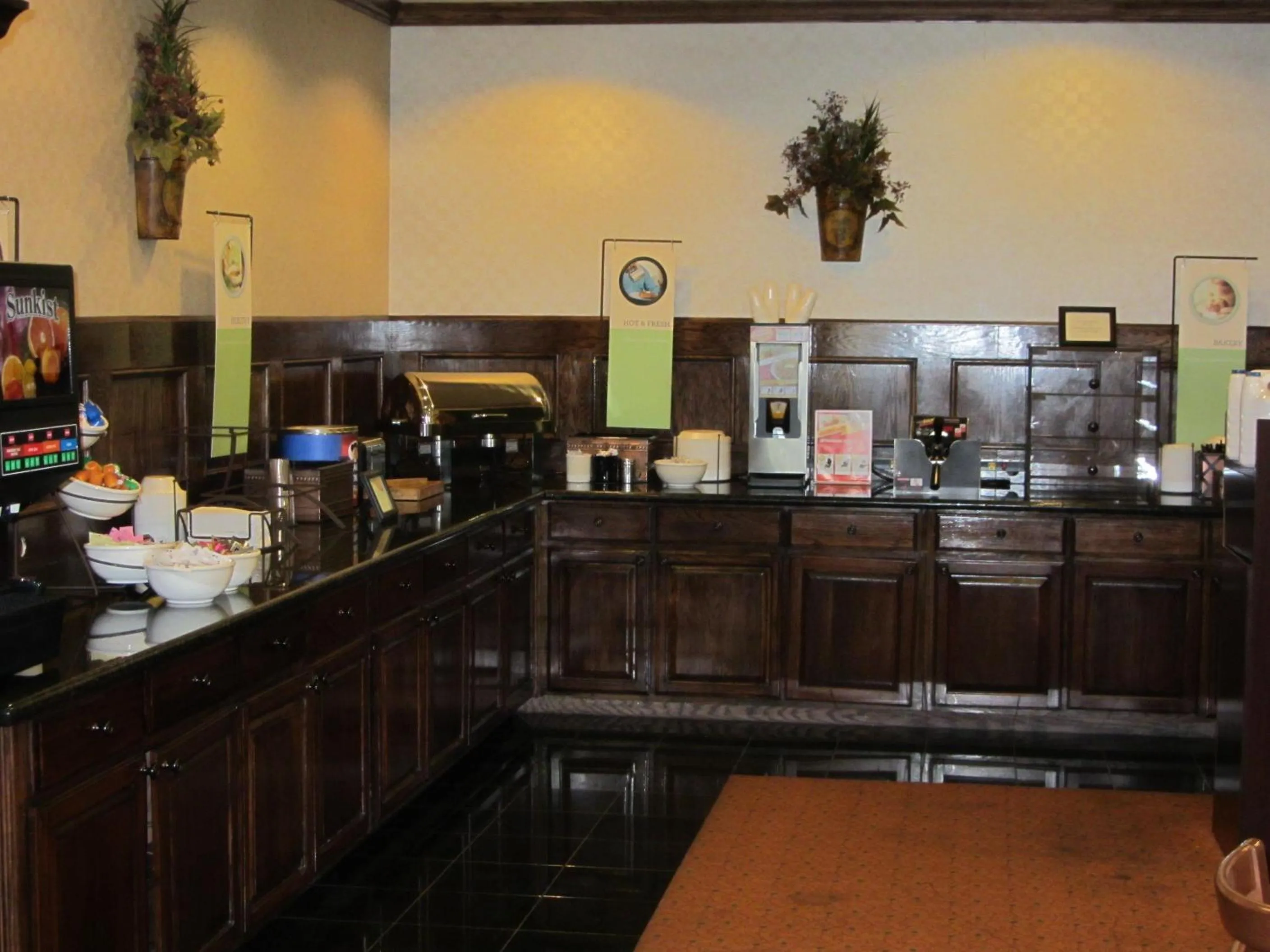 Food and drinks in Country Inn & Suites by Radisson, Amarillo I-40 West, TX