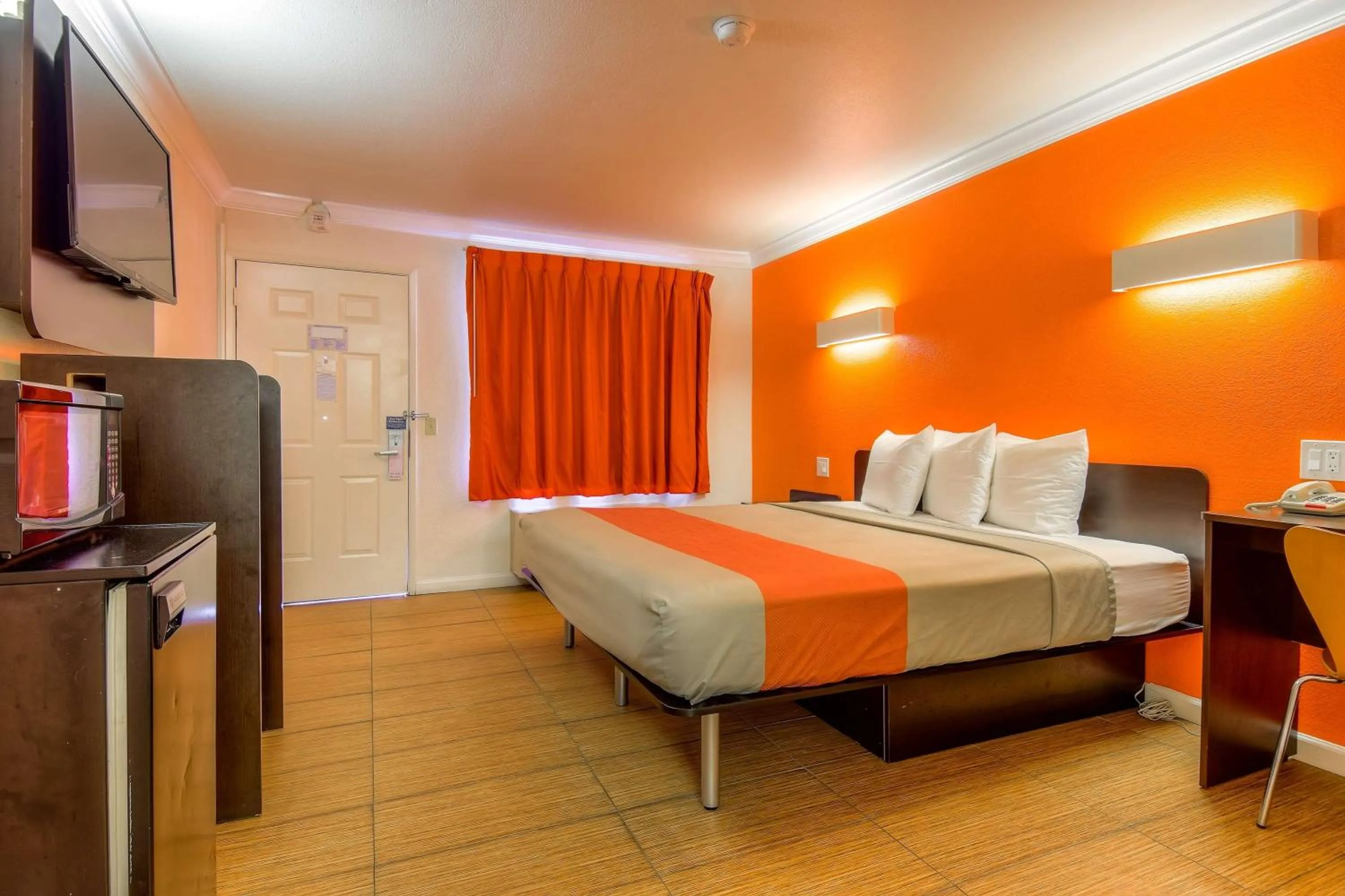 TV and multimedia, Bed in Motel 6-Menifee, CA