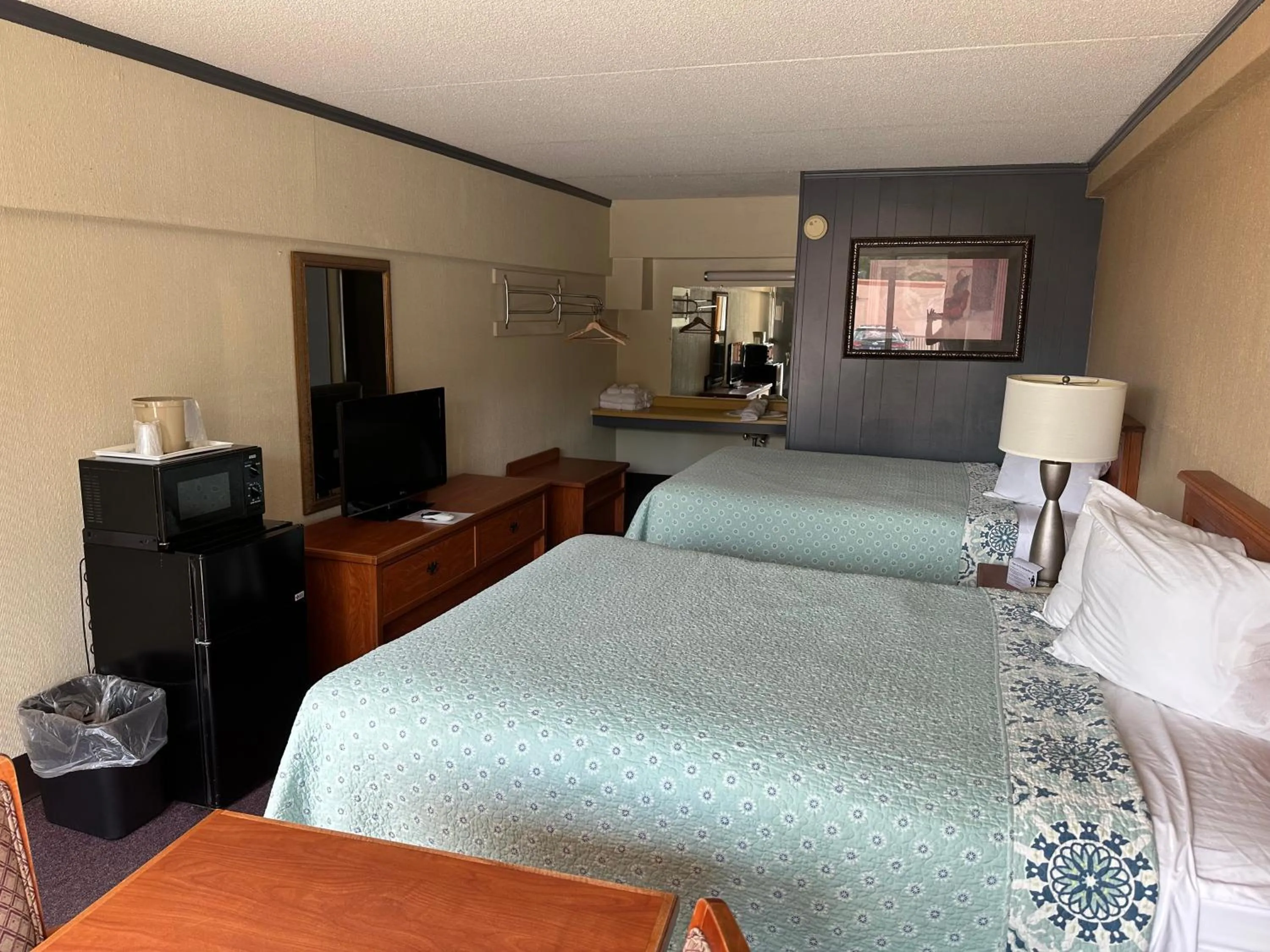 Photo of the whole room, Bed in Daniel Boone Motor Inn