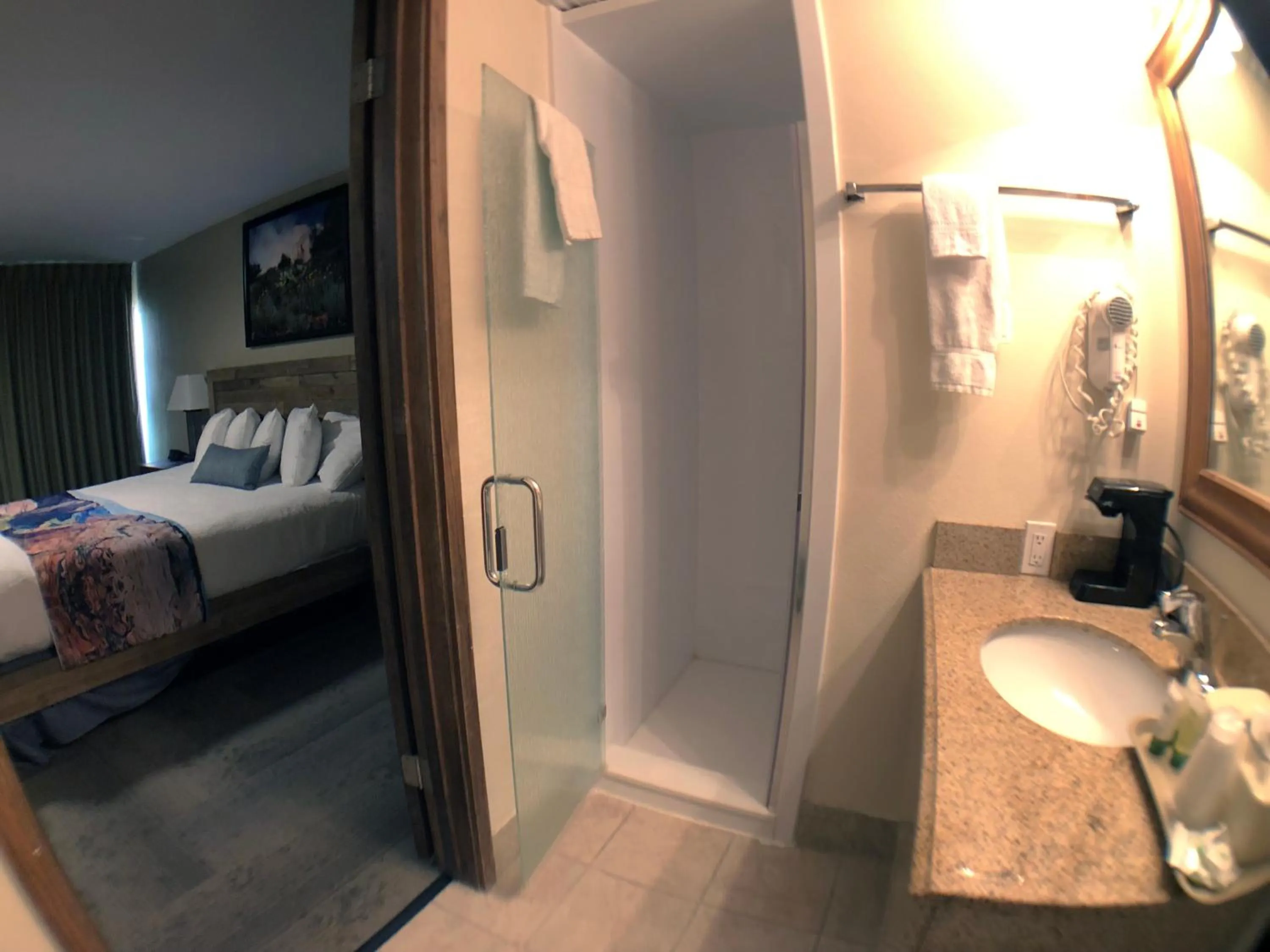 Bathroom, Bed in Bumbleberry Inn