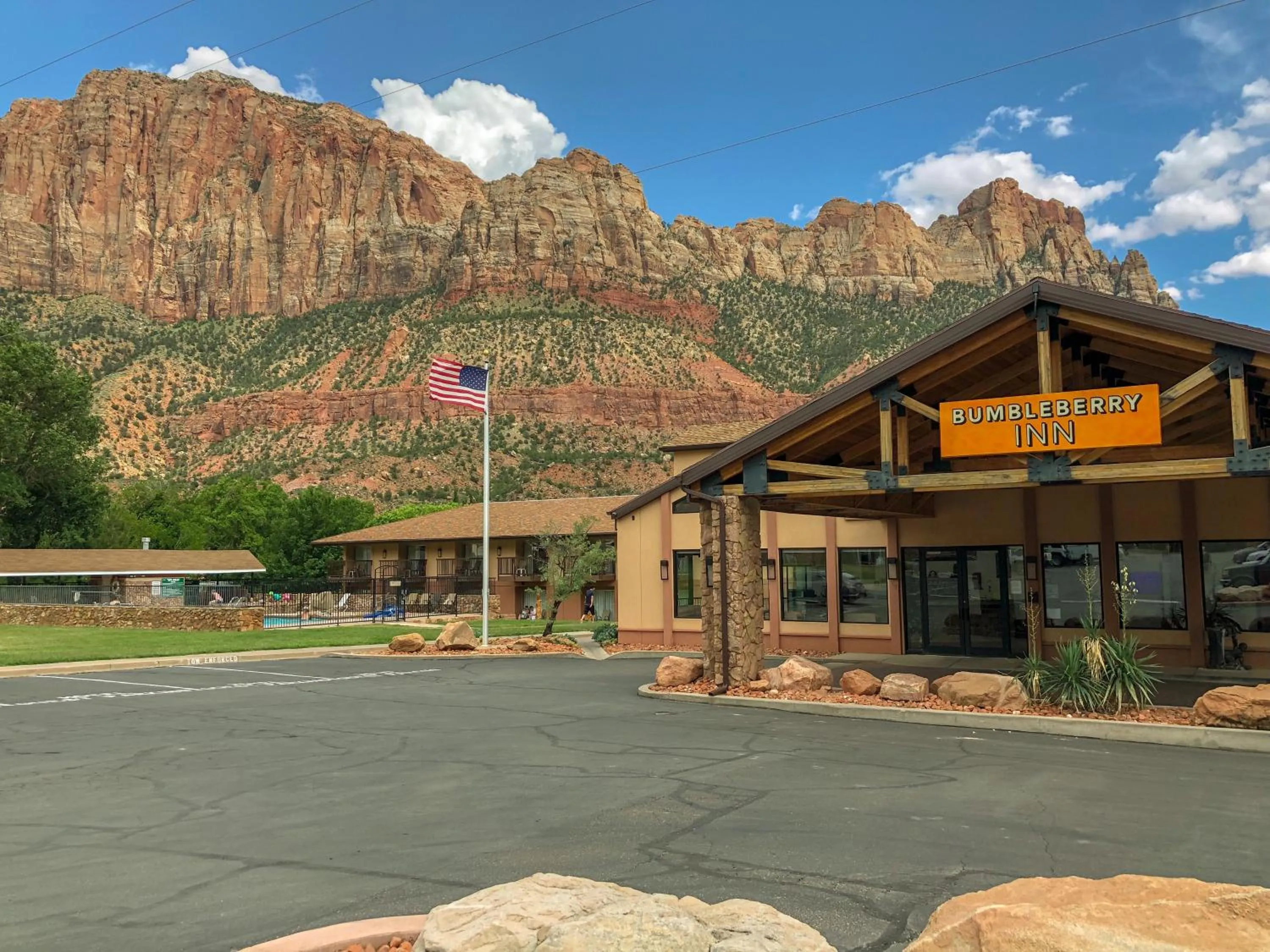 Facade/entrance in Bumbleberry Inn