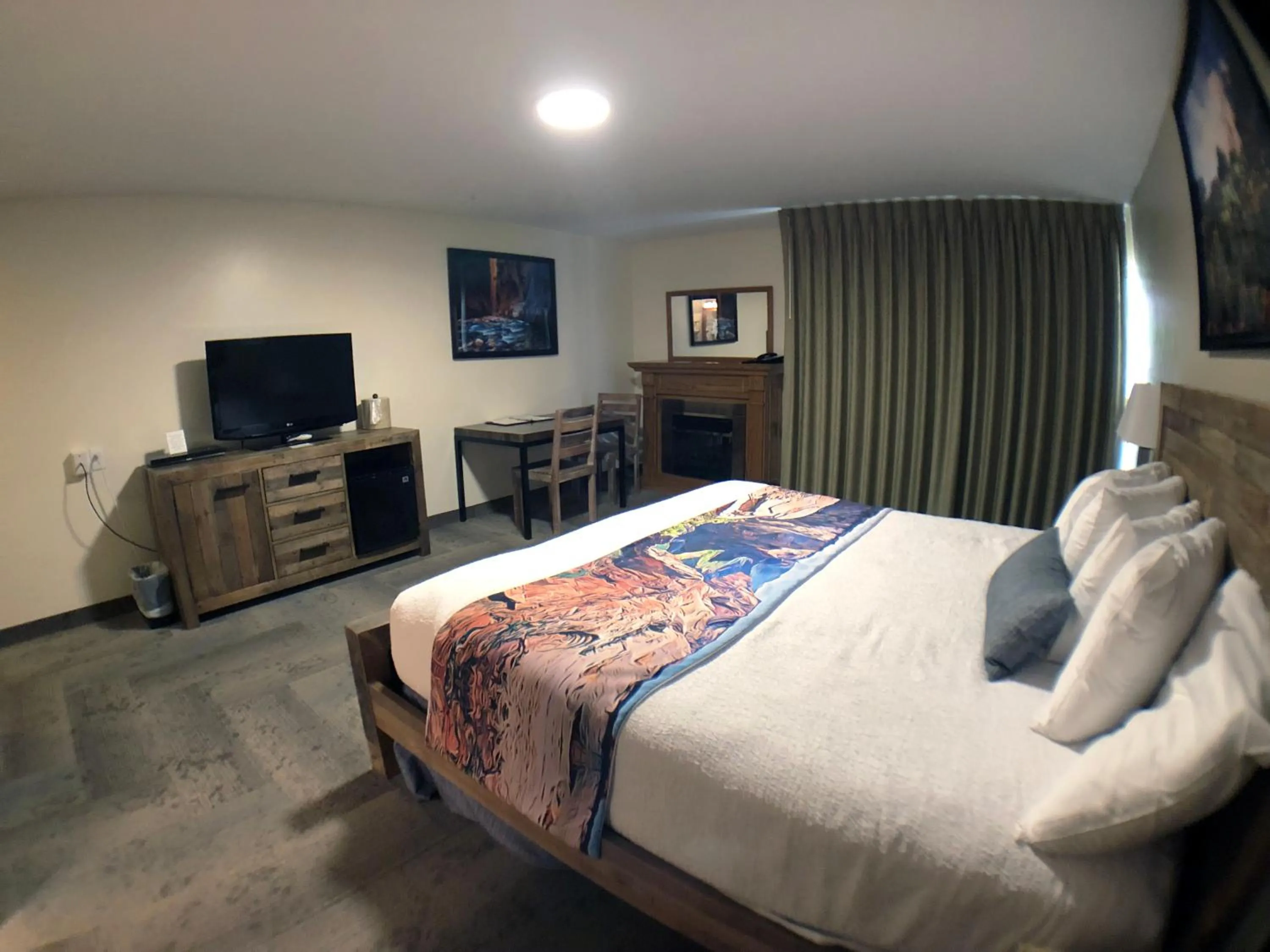 Photo of the whole room, Bed in Bumbleberry Inn