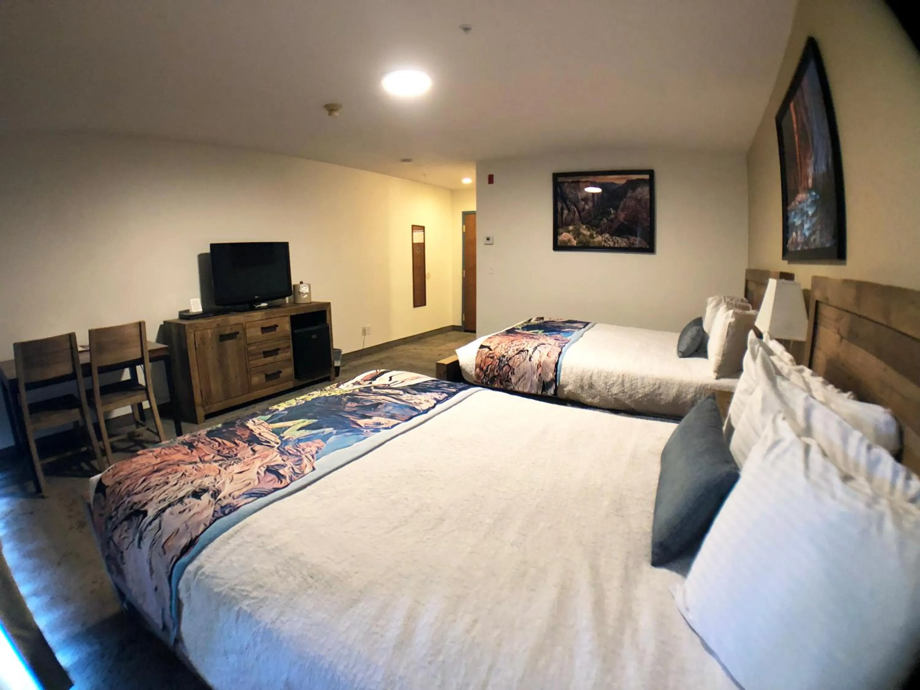 Photo of the whole room, Bed in Bumbleberry Inn