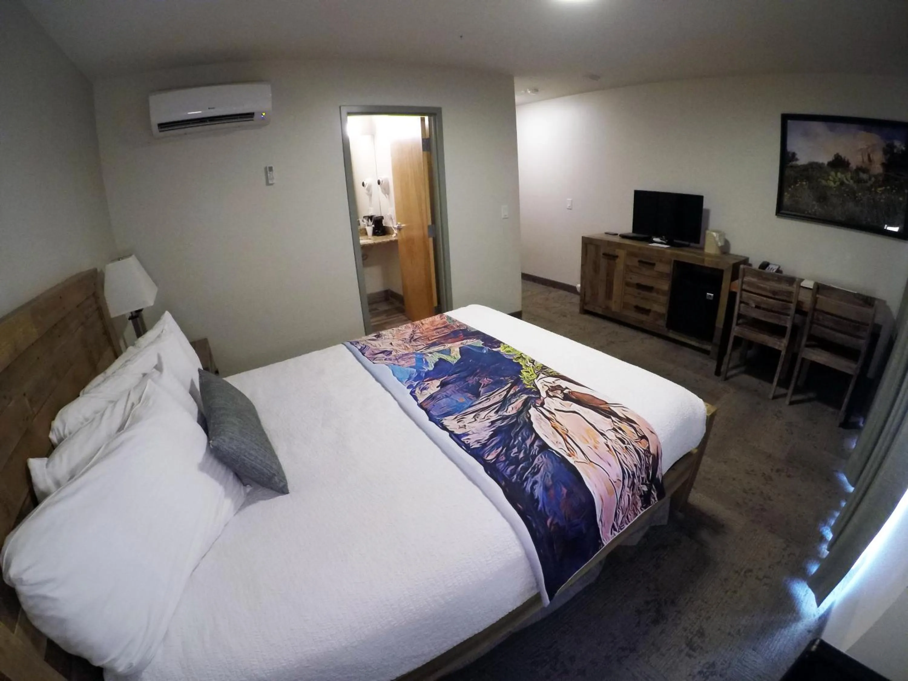 Photo of the whole room, Bed in Bumbleberry Inn