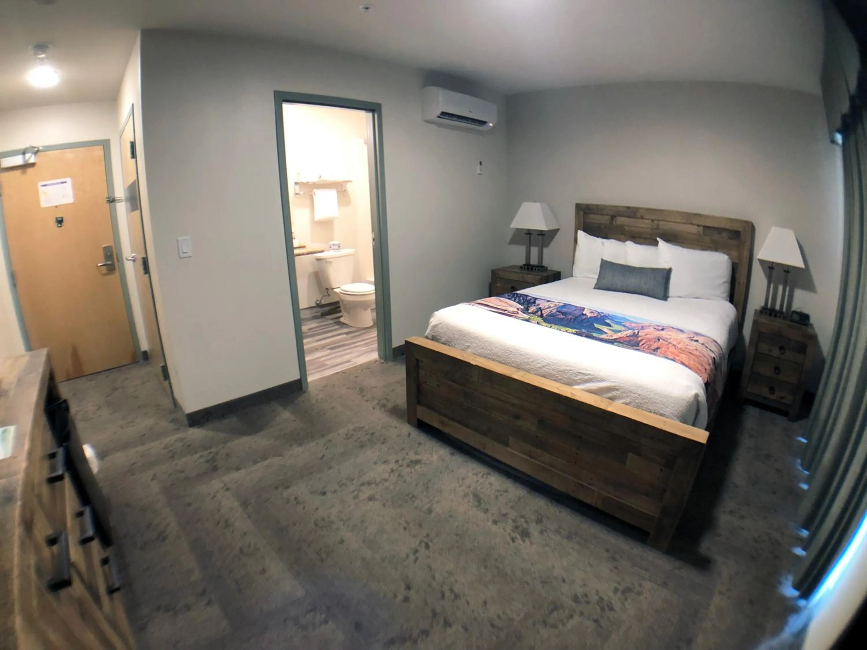 Photo of the whole room, Bed in Bumbleberry Inn