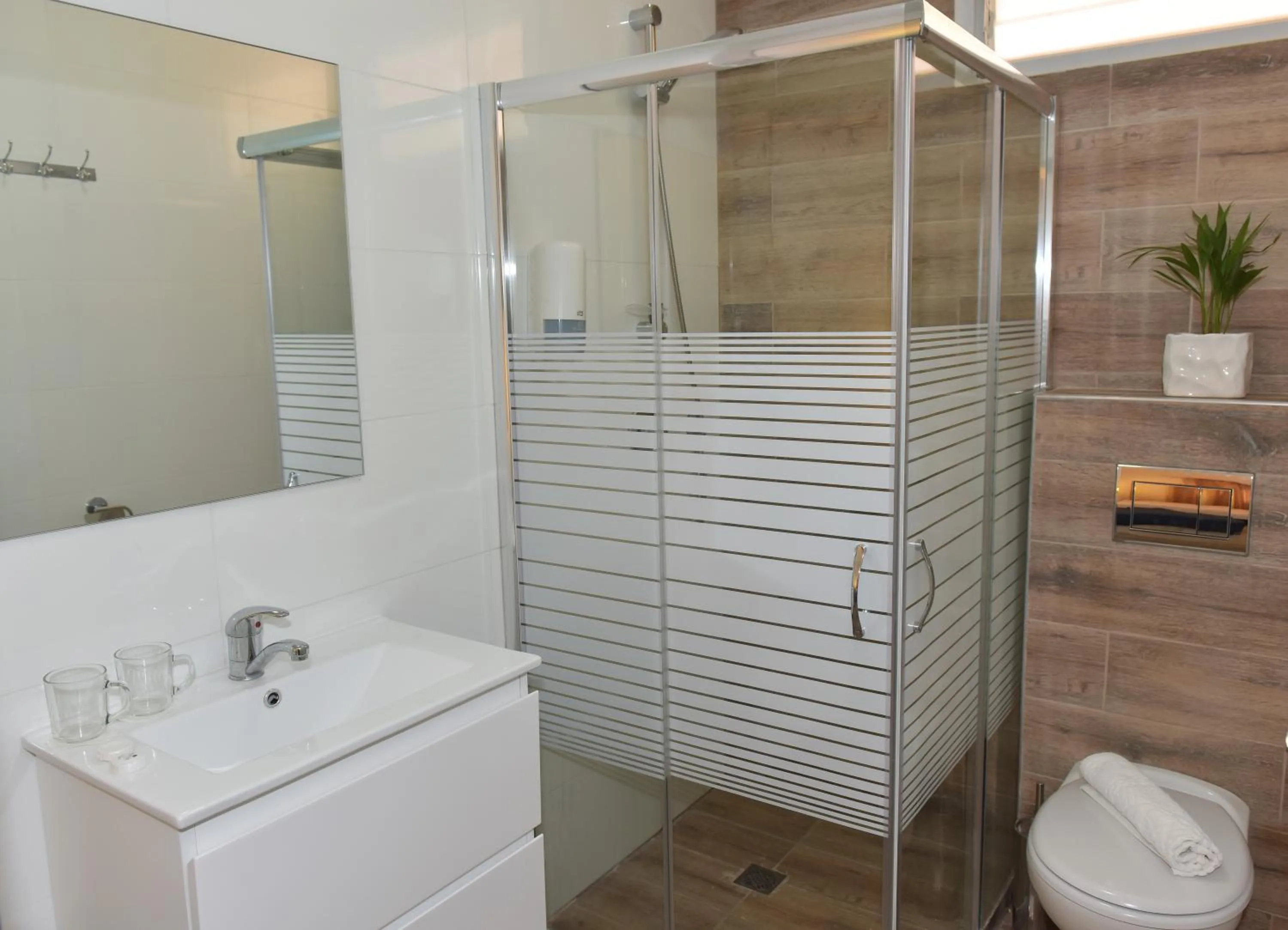 Bathroom in קיבוץ אילות - חדרי אירוח עם בריכה משותפת