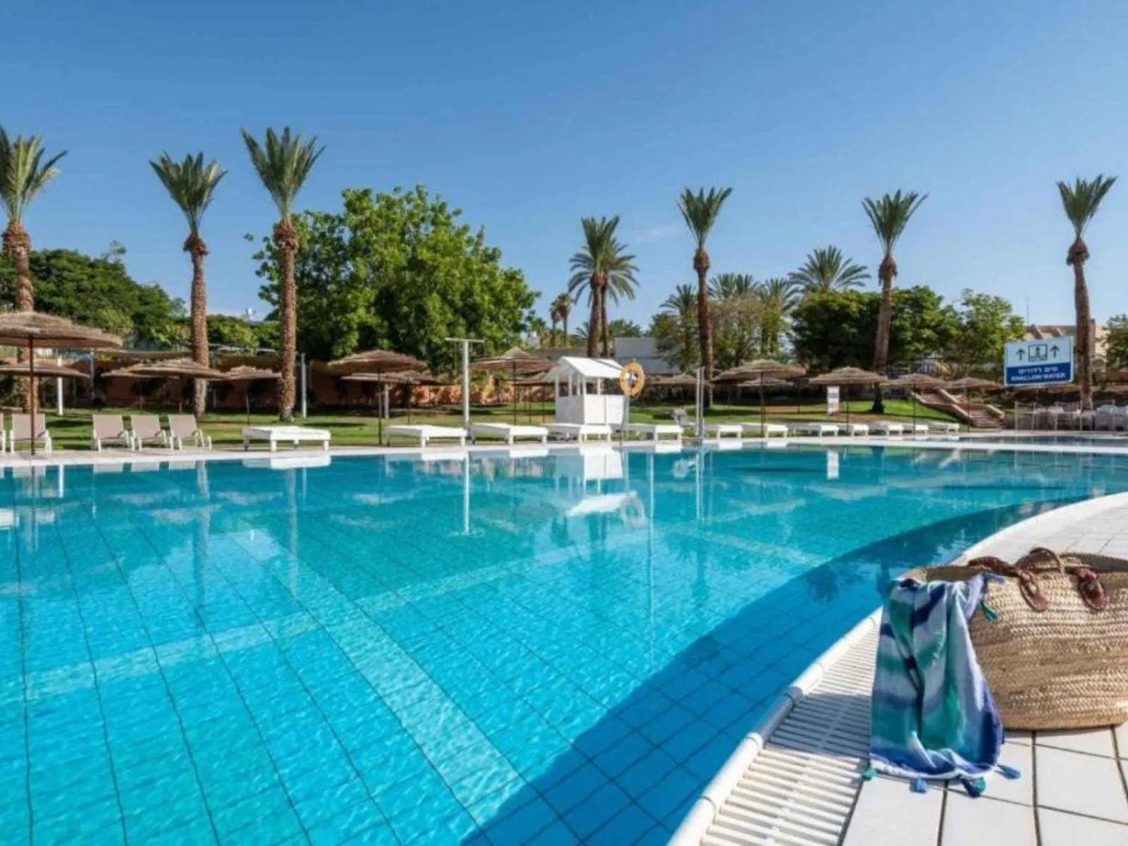 קיבוץ אילות - חדרי אירוח עם בריכה משותפת