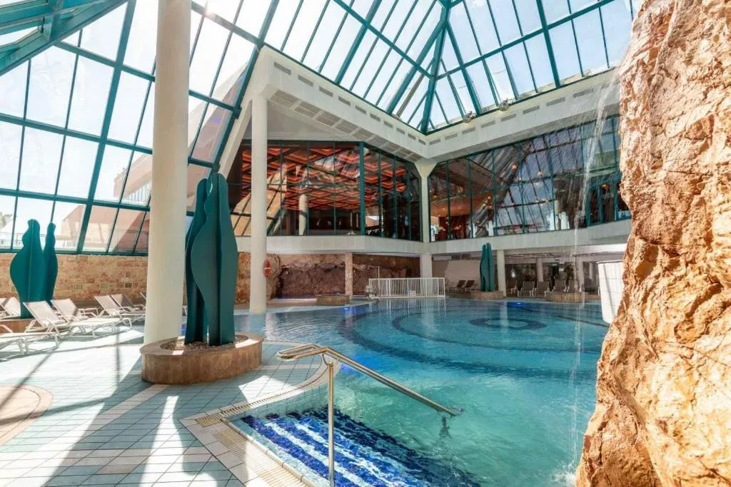 Pool view in קיבוץ אילות - חדרי אירוח עם בריכה משותפת