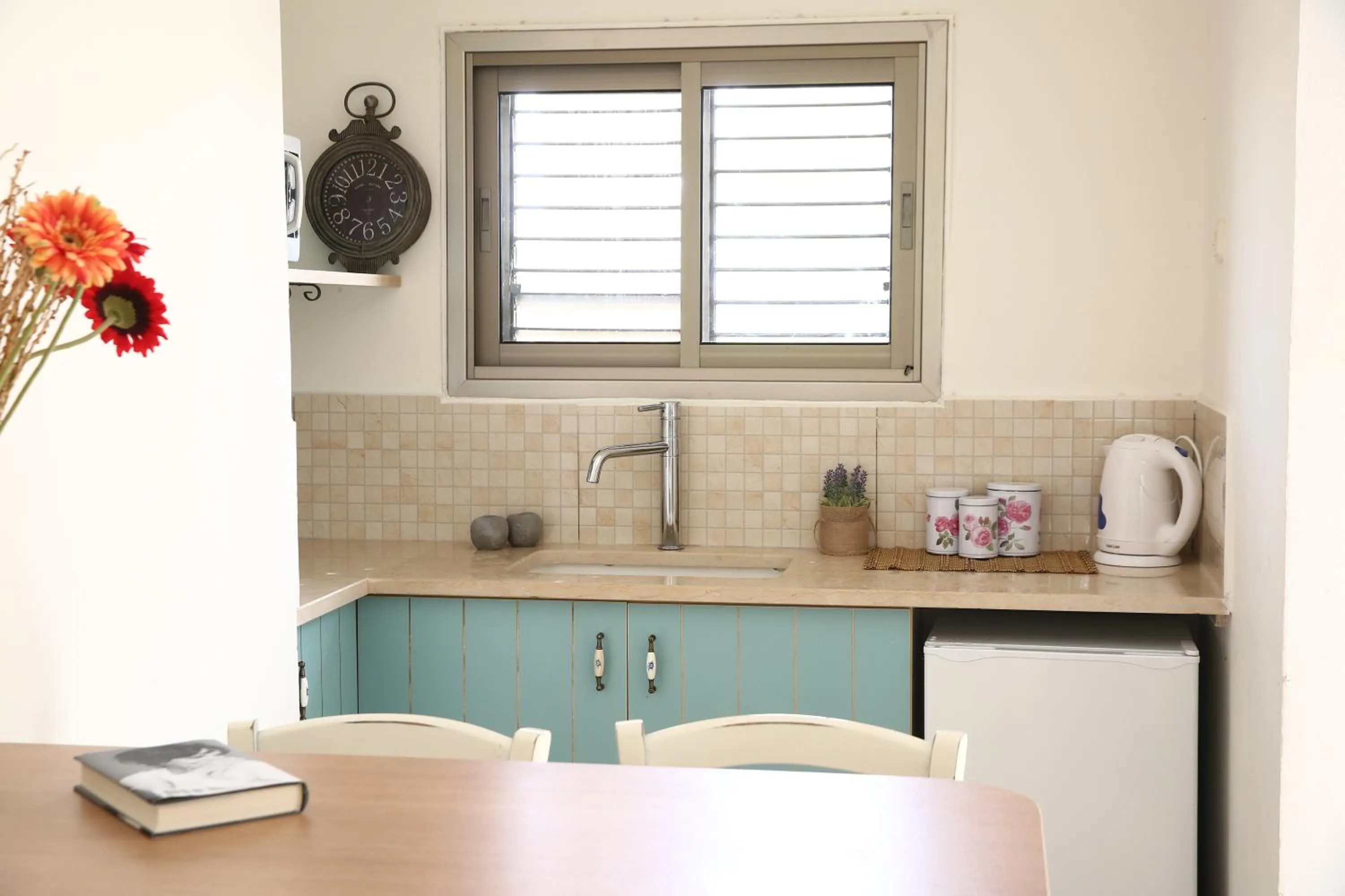 Coffee/tea facilities in קיבוץ אילות - חדרי אירוח עם בריכה משותפת