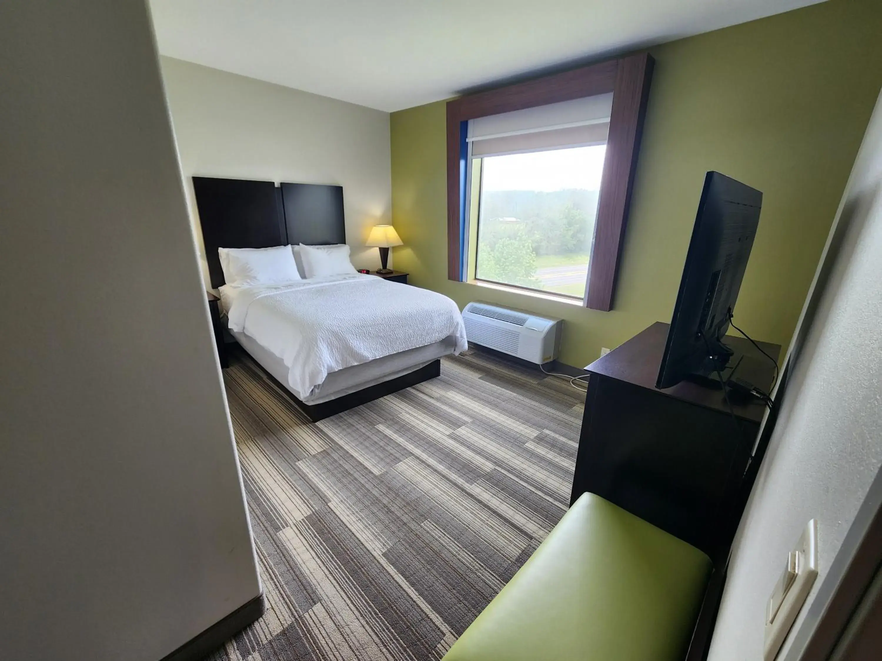 Photo of the whole room, Bed in Holiday Inn Express and Suites Heber Springs by IHG Photo of the whole room, Bed in Holiday Inn Express and Suites Heber Springs by IHG