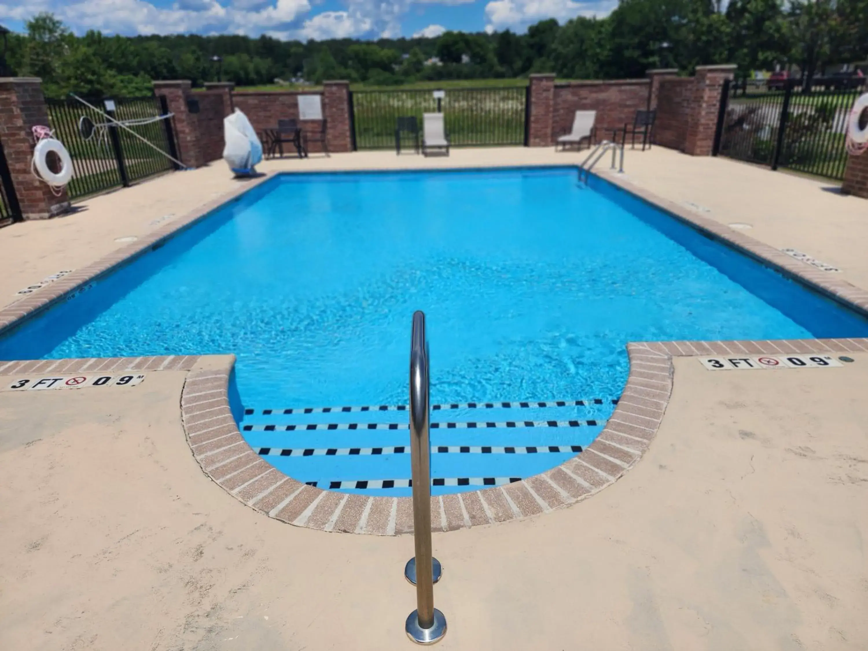 Swimming pool in Holiday Inn Express and Suites Heber Springs by IHG Swimming pool in Holiday Inn Express and Suites Heber Springs by IHG