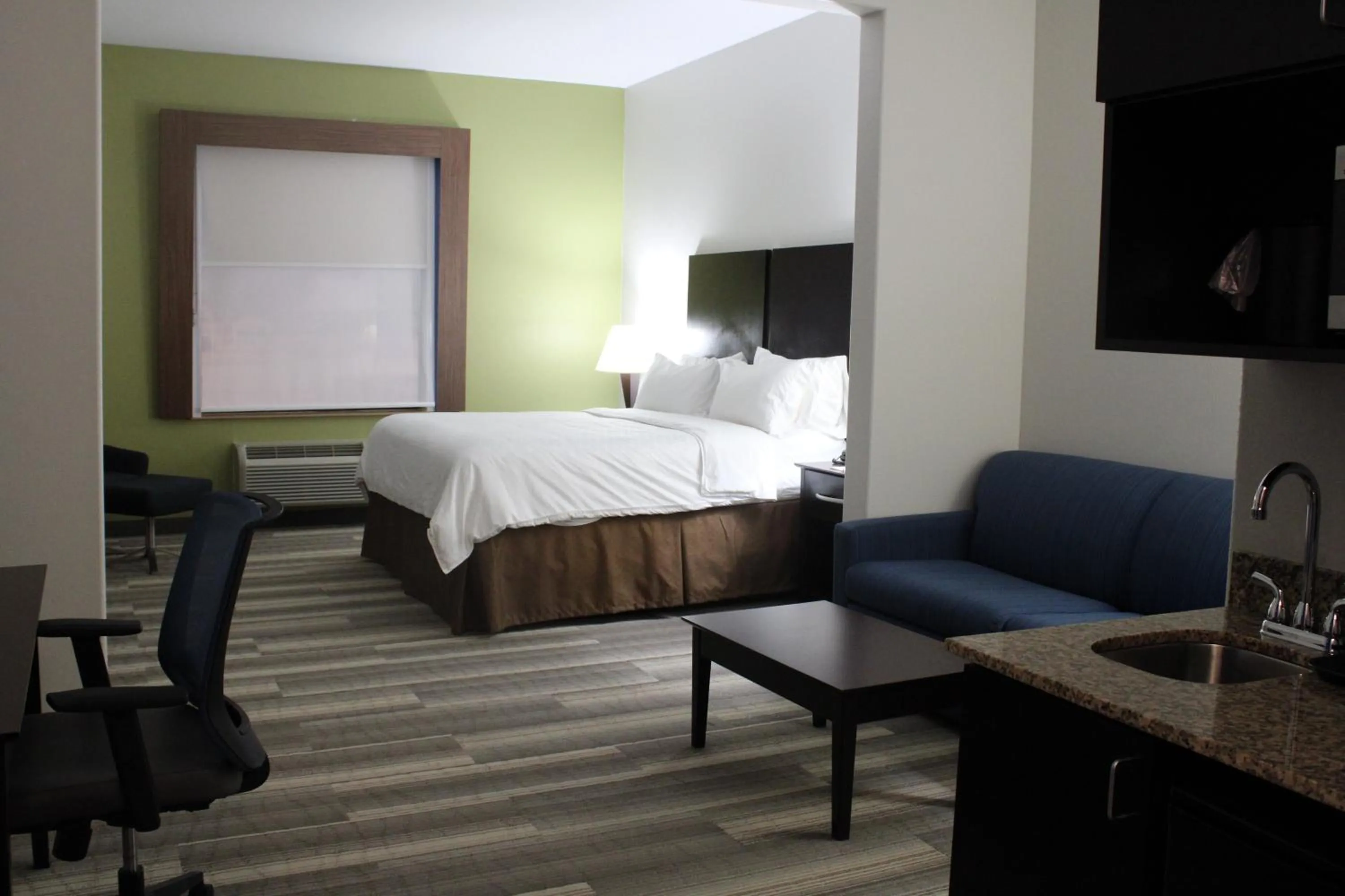 Photo of the whole room, Bed in Holiday Inn Express and Suites Heber Springs by IHG