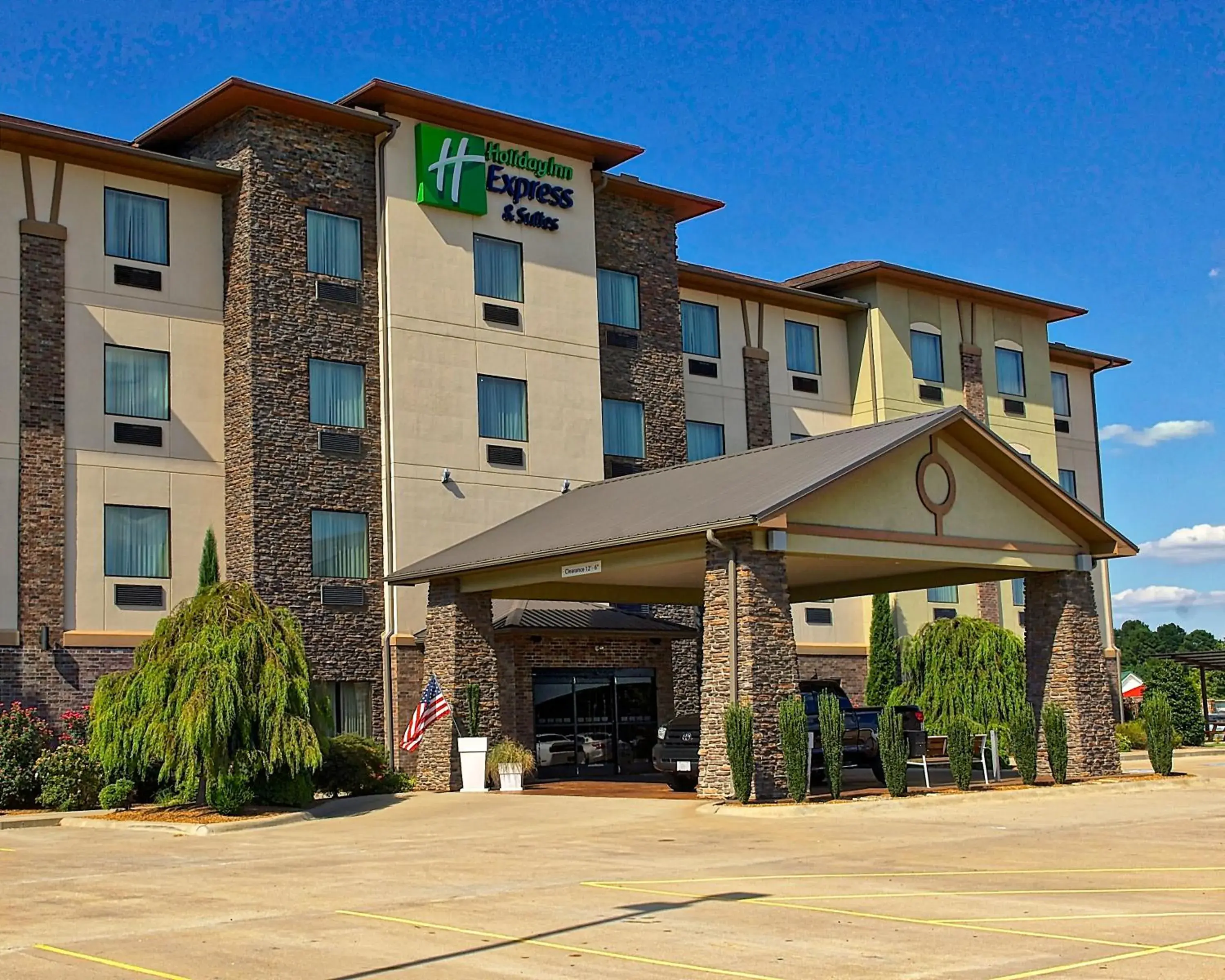 Property building in Holiday Inn Express and Suites Heber Springs by IHG Property building in Holiday Inn Express and Suites Heber Springs by IHG