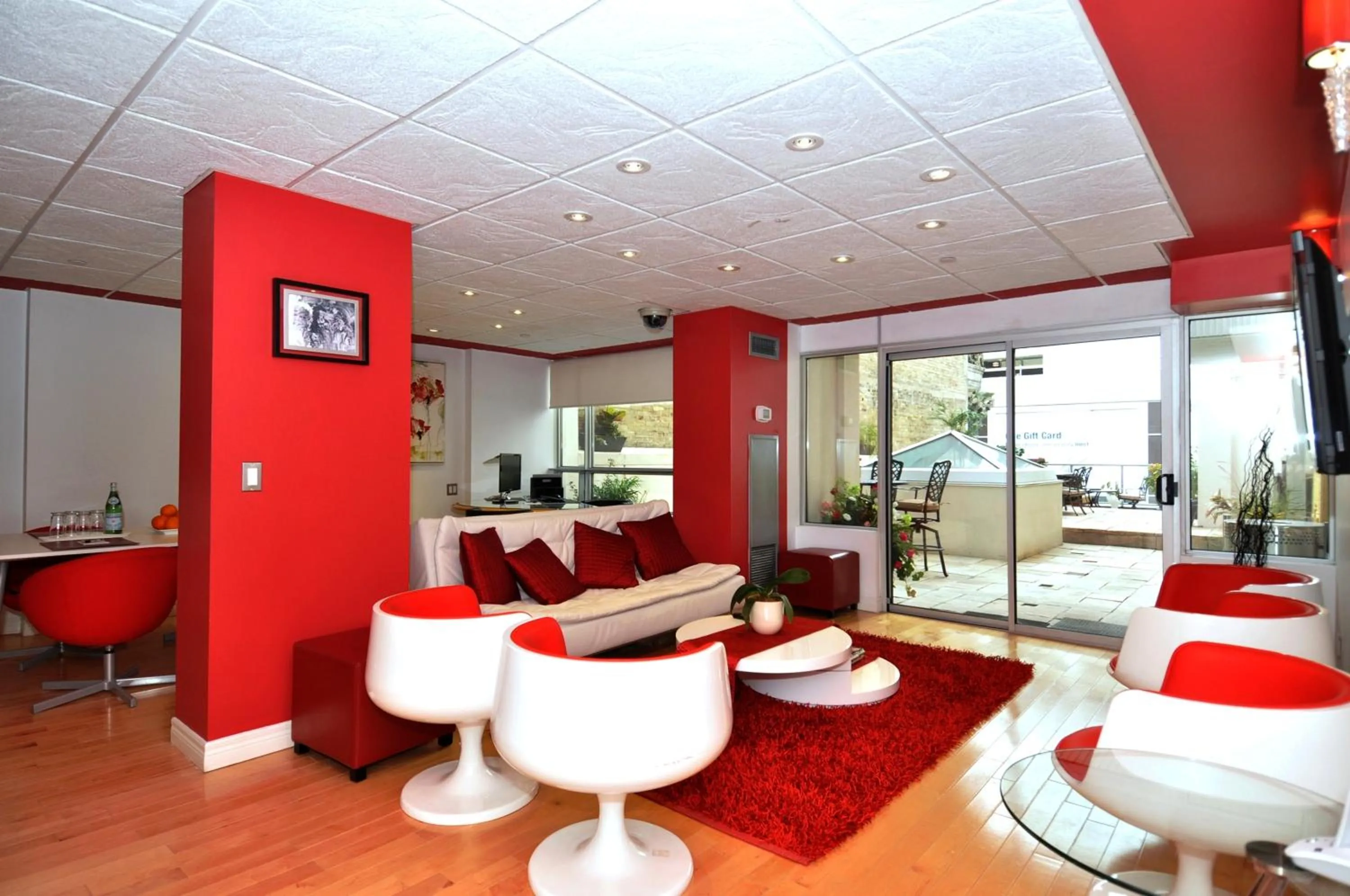 Communal lounge/ TV room in Yonge Suites Apart Hotel