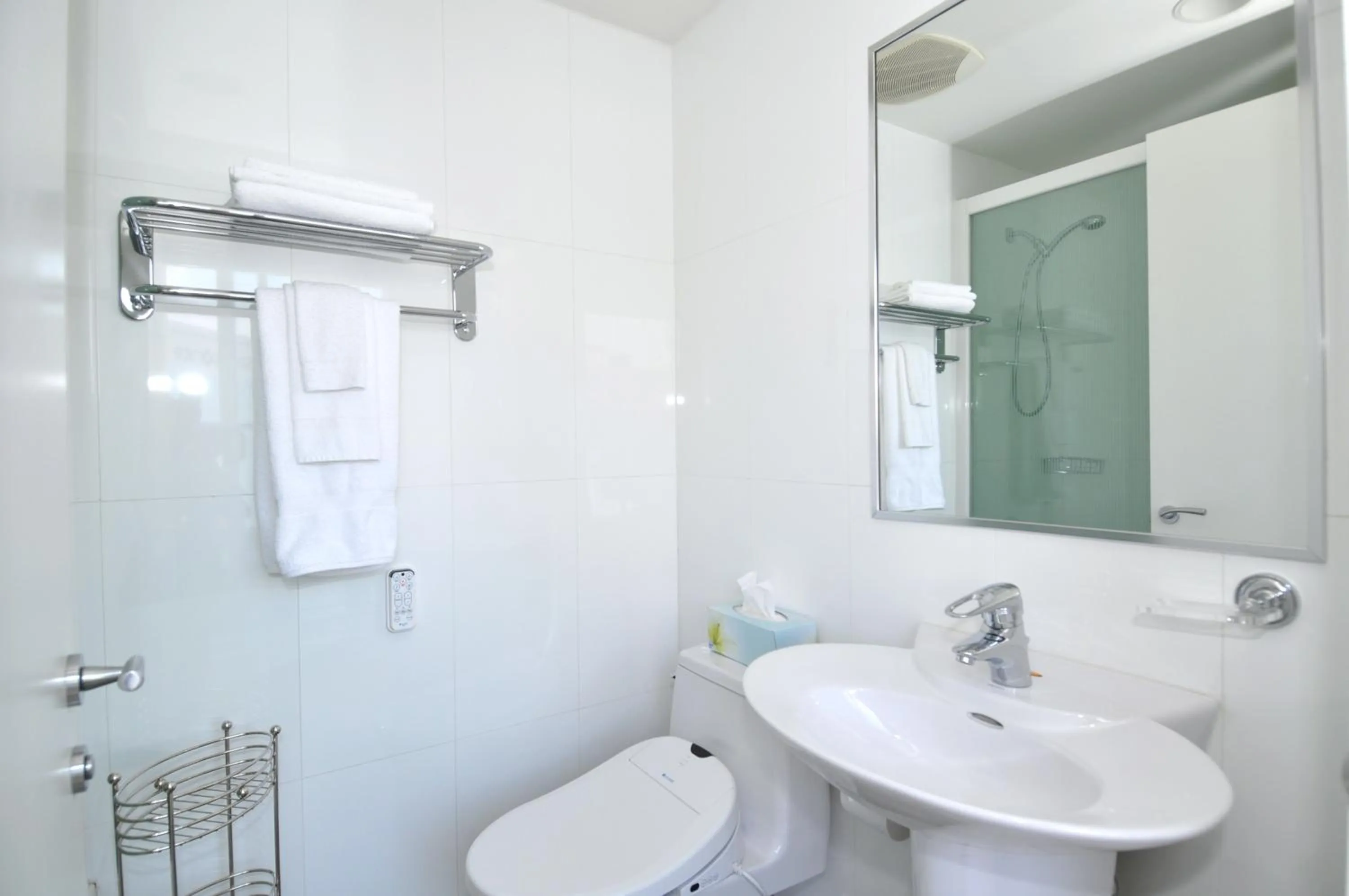 Bathroom in Yonge Suites Apart Hotel