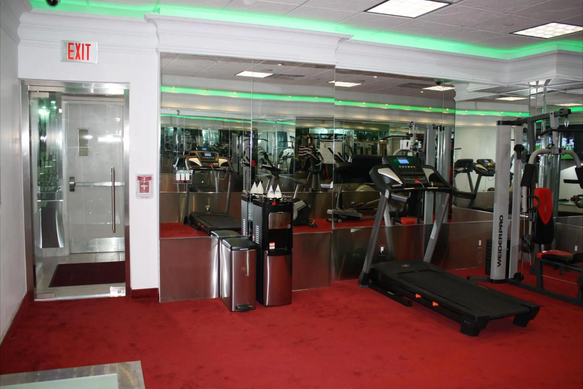 Fitness centre/facilities in Yonge Suites Apart Hotel