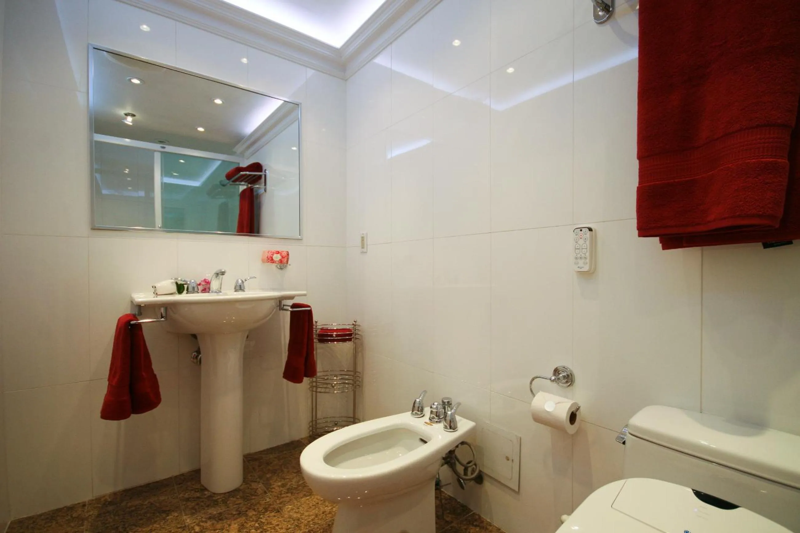 Bathroom in Yonge Suites Apart Hotel