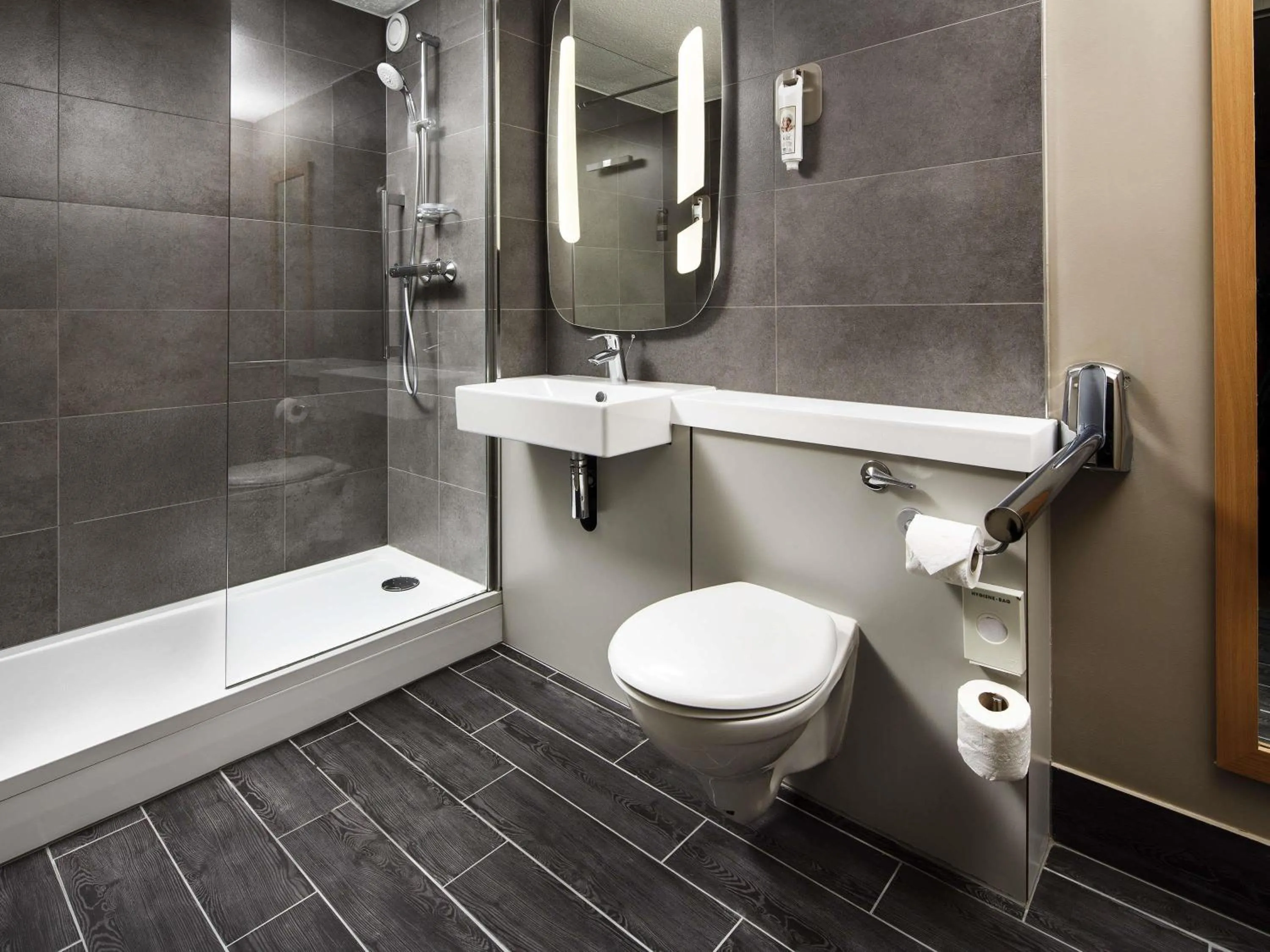 Bedroom in ibis Coventry South