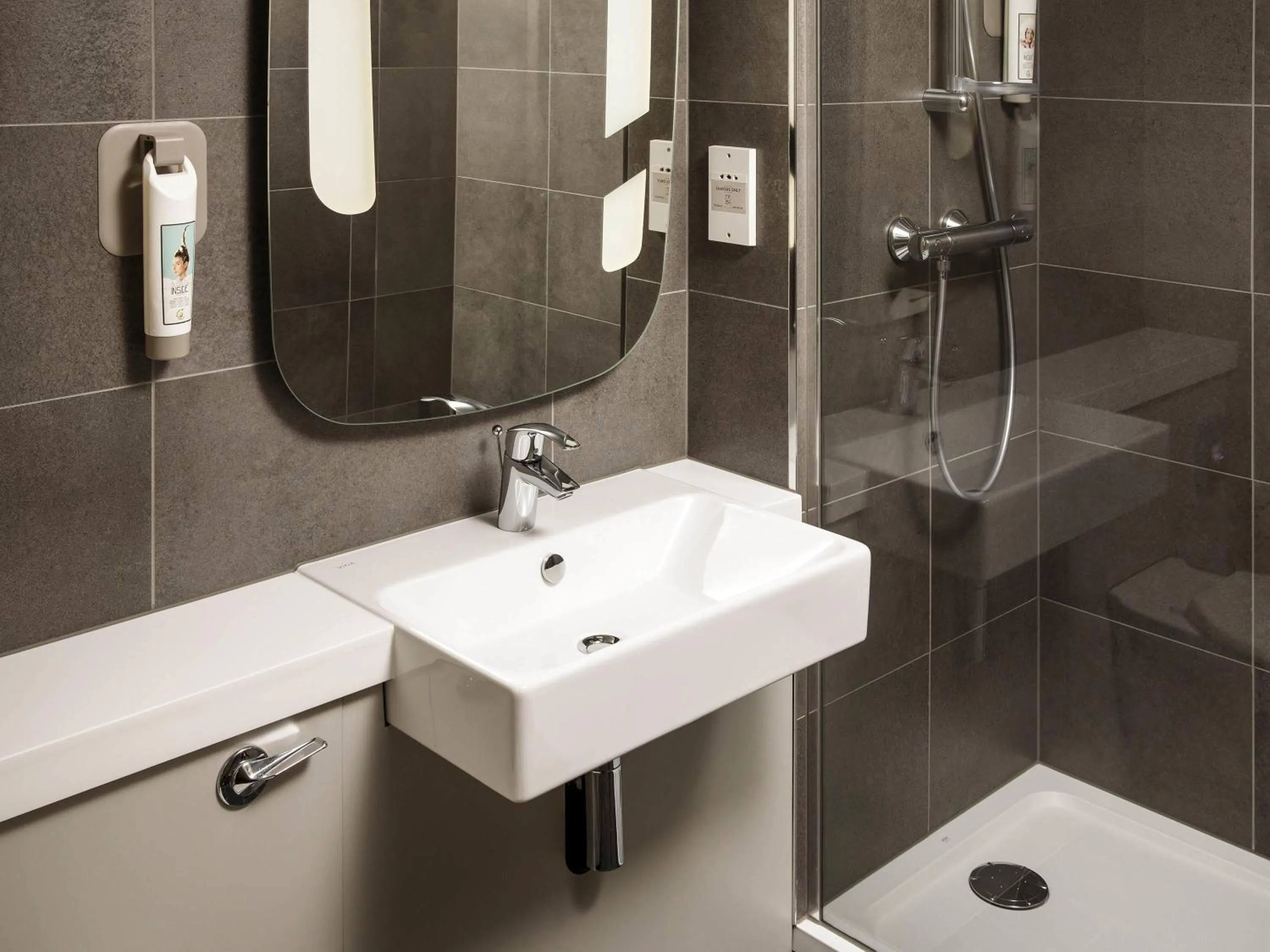 Bedroom in ibis Coventry South