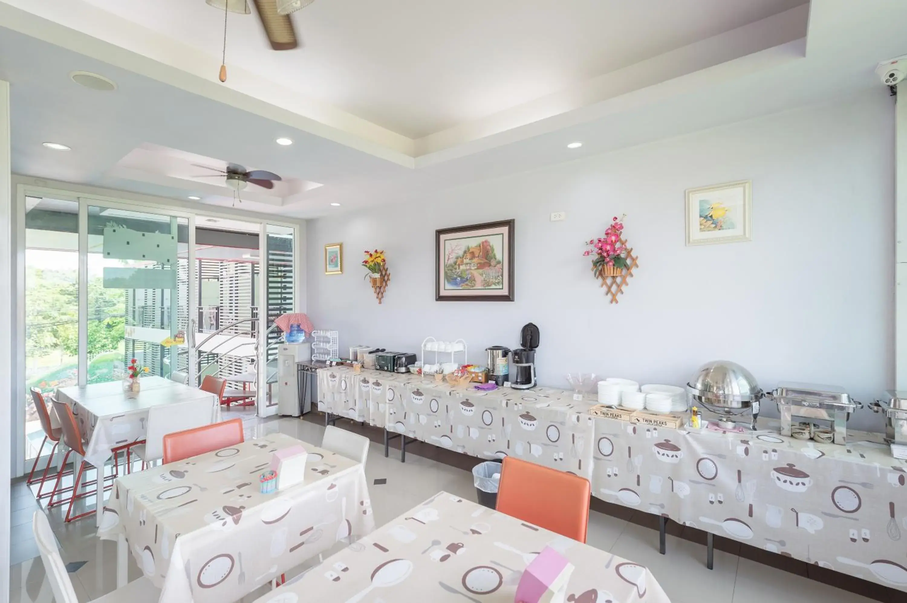 Restaurant/places to eat, Bed in Chayadol Resort - SHA Extra Plus Restaurant/places to eat, Bed in Chayadol Resort - SHA Extra Plus