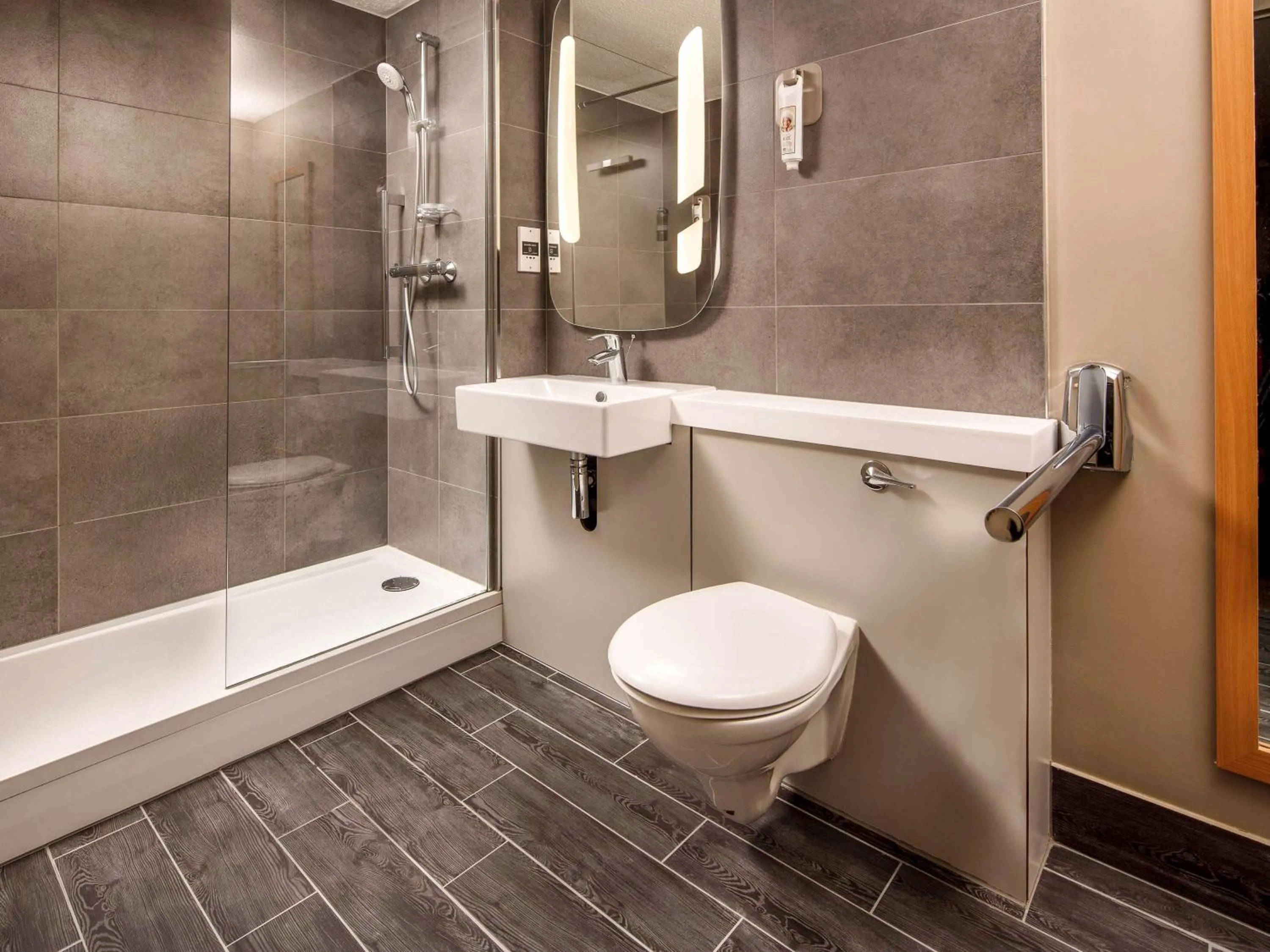 Photo of the whole room, Bathroom in ibis Birmingham Centre Irving Street