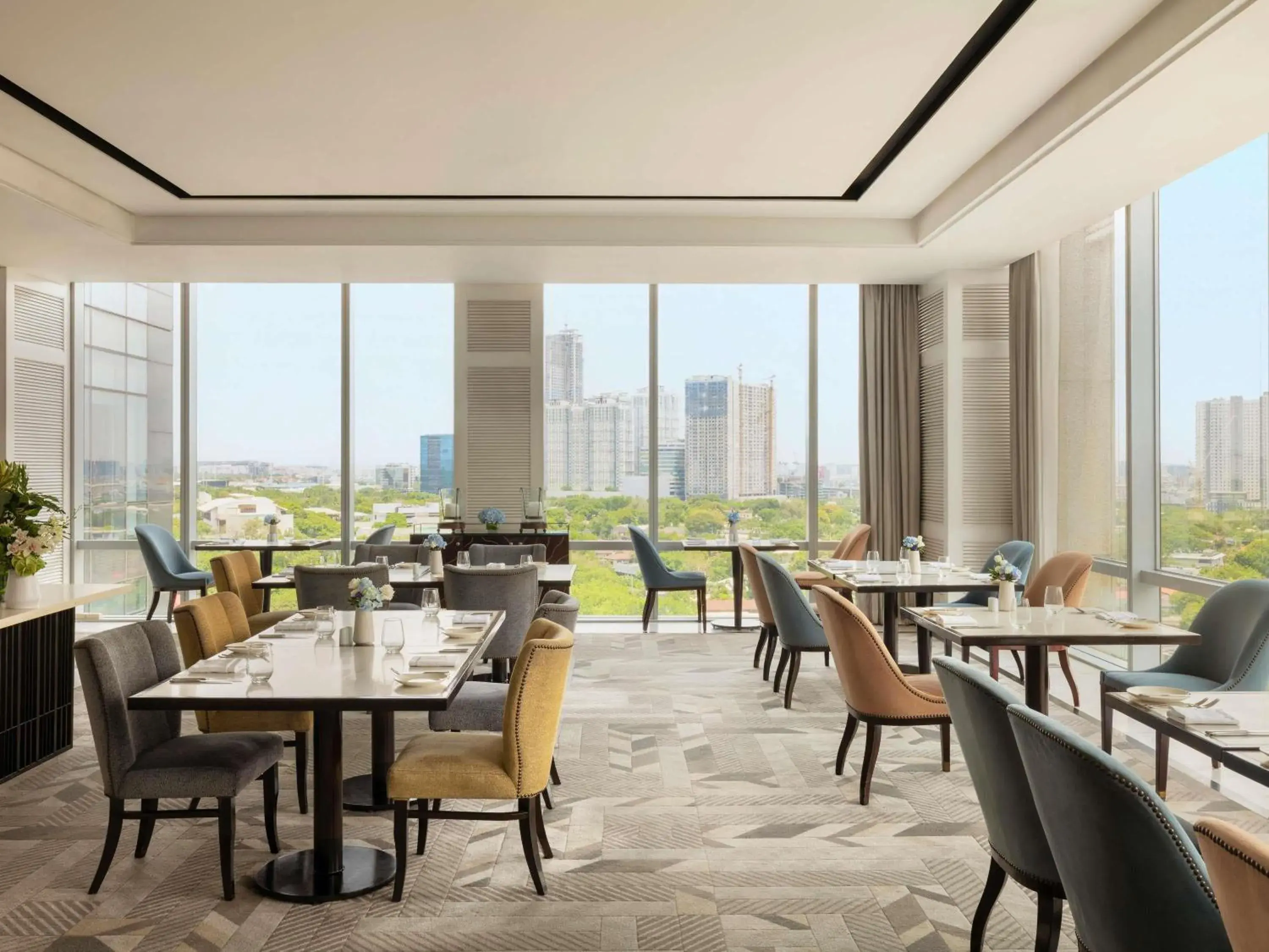 Restaurant/places to eat in Raffles Makati Restaurant/places to eat in Raffles Makati