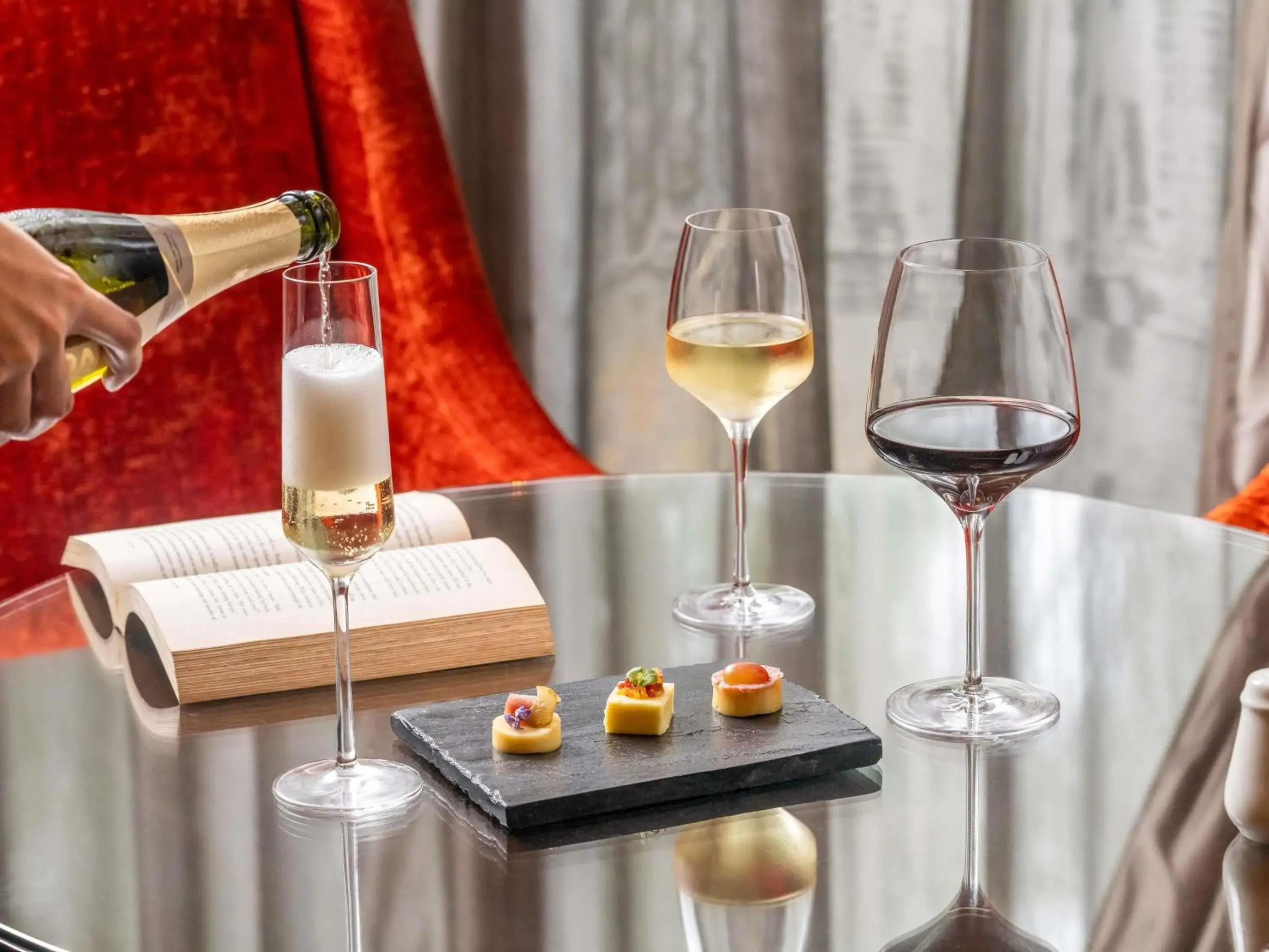 Restaurant/places to eat in Raffles Makati Restaurant/places to eat in Raffles Makati