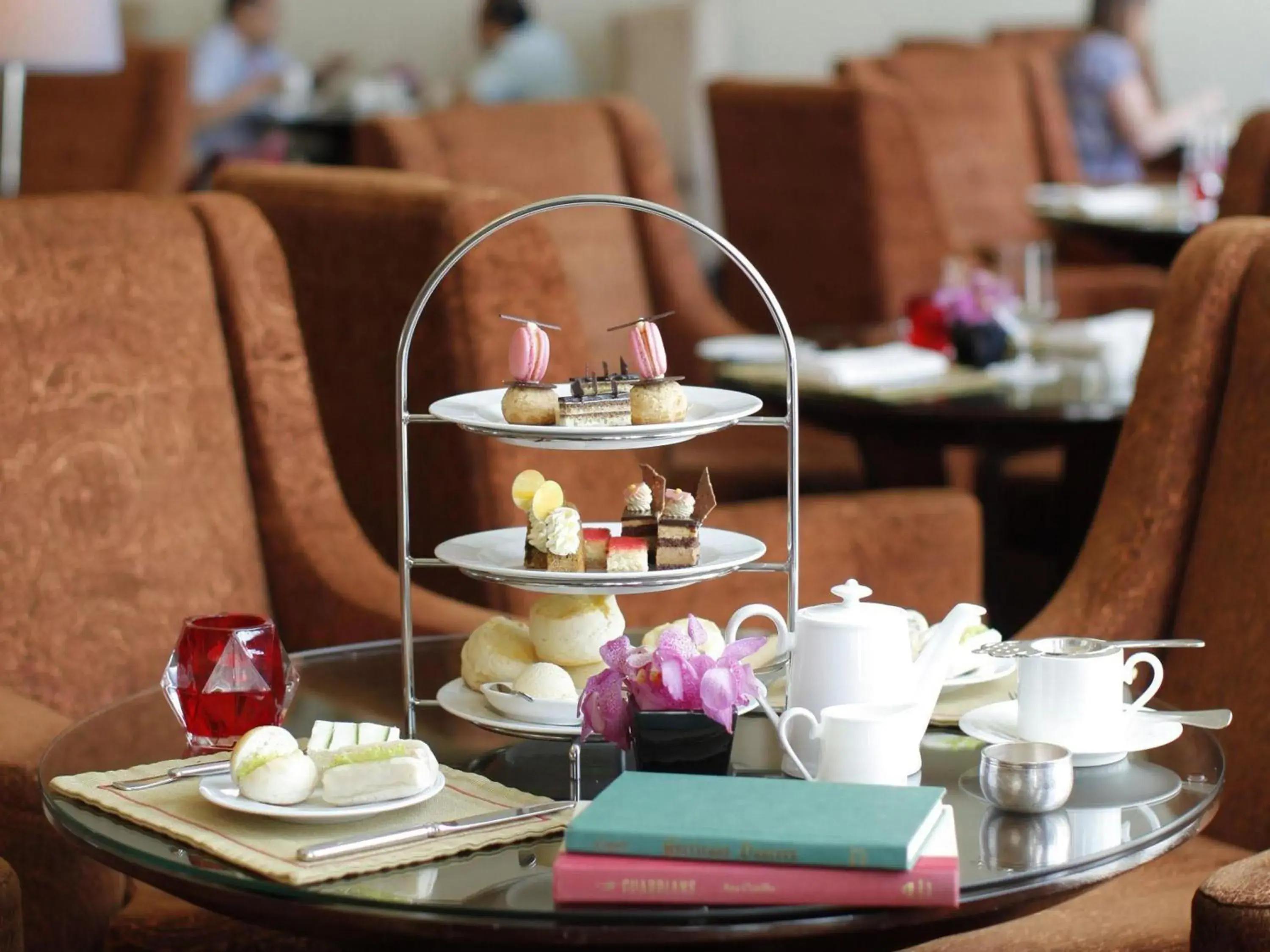 Lounge or bar in Raffles Makati Lounge or bar in Raffles Makati