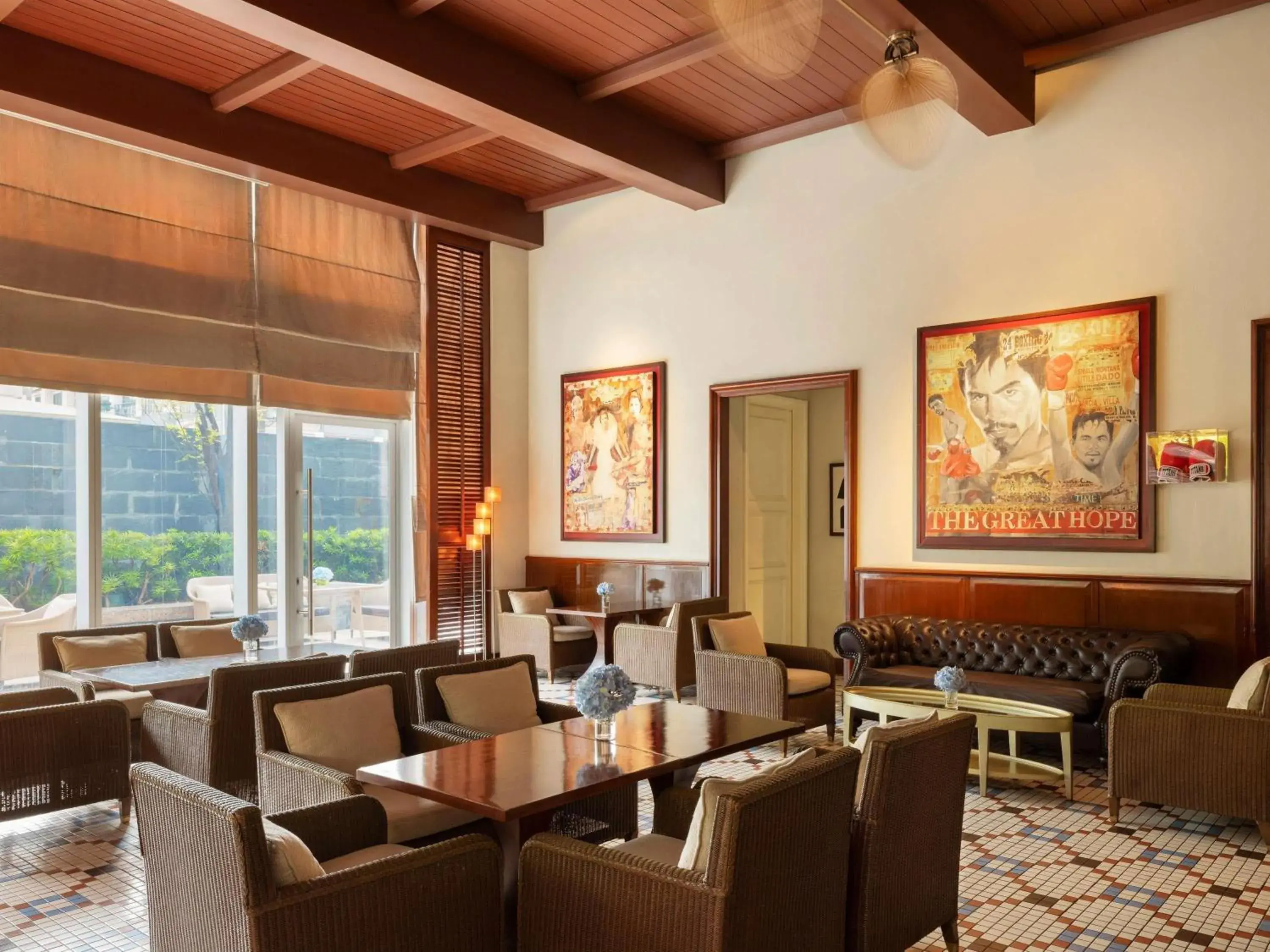 Lounge or bar in Raffles Makati Lounge or bar in Raffles Makati