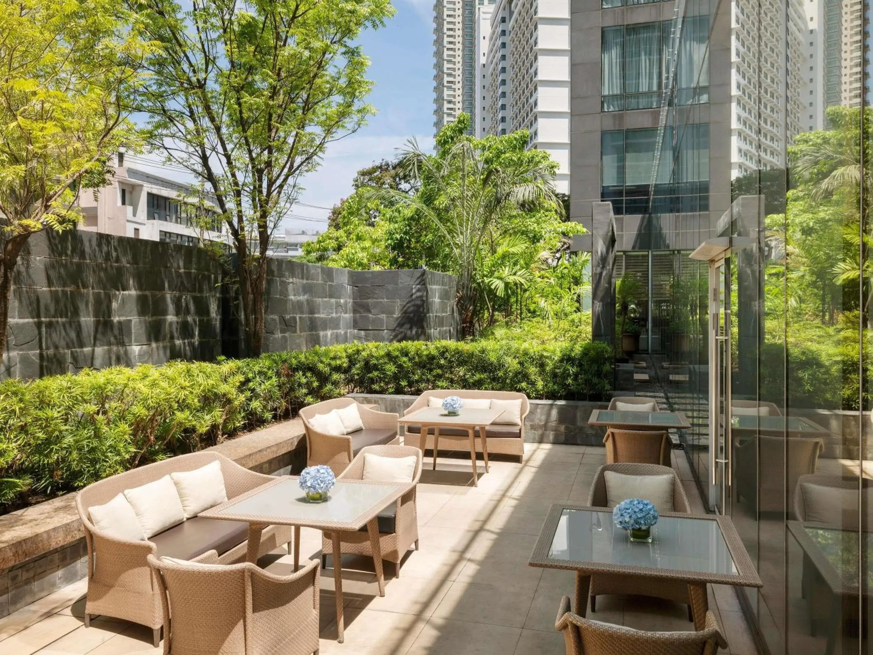 Lounge or bar in Raffles Makati Lounge or bar in Raffles Makati