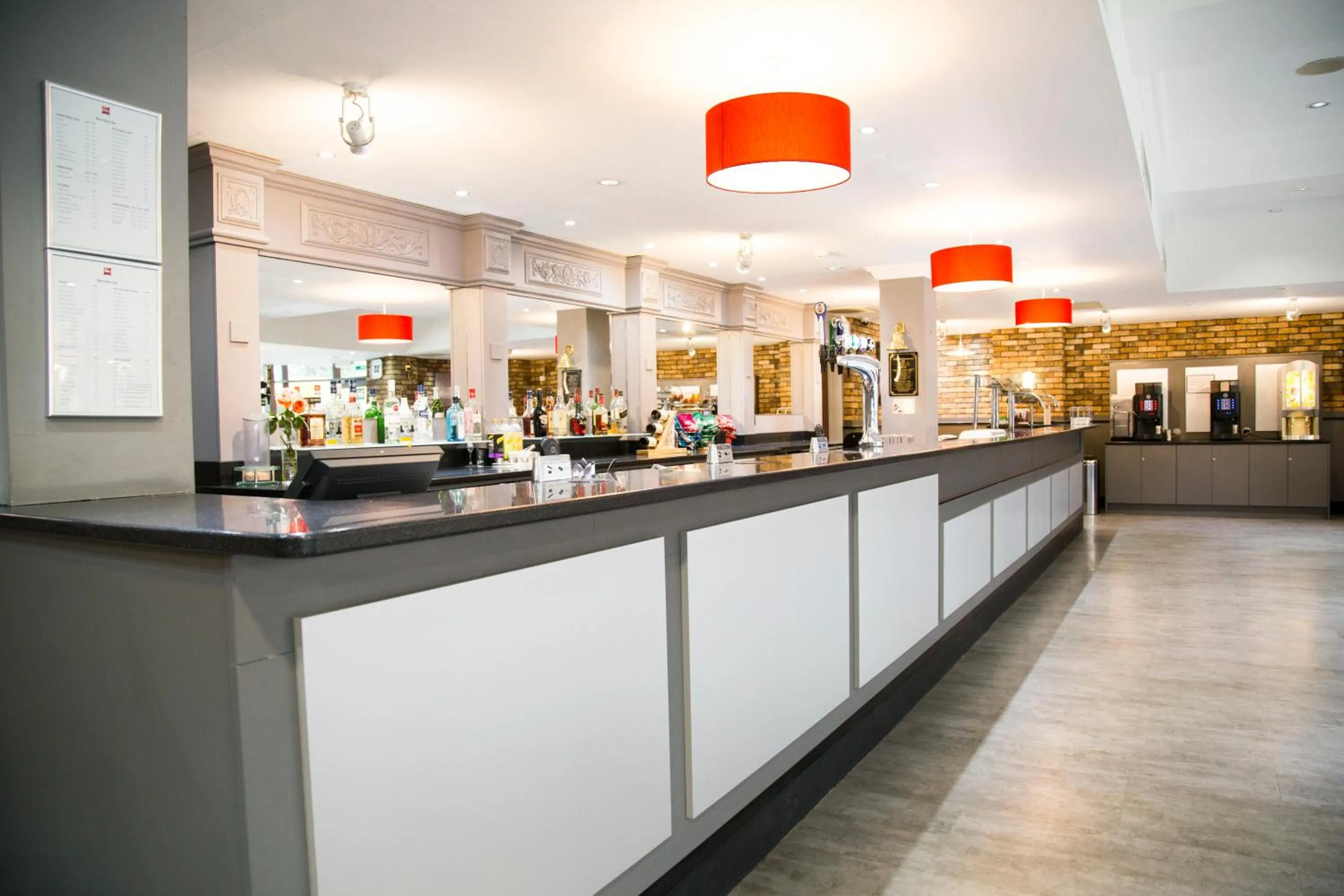 Lounge or bar in ibis Hull City Centre