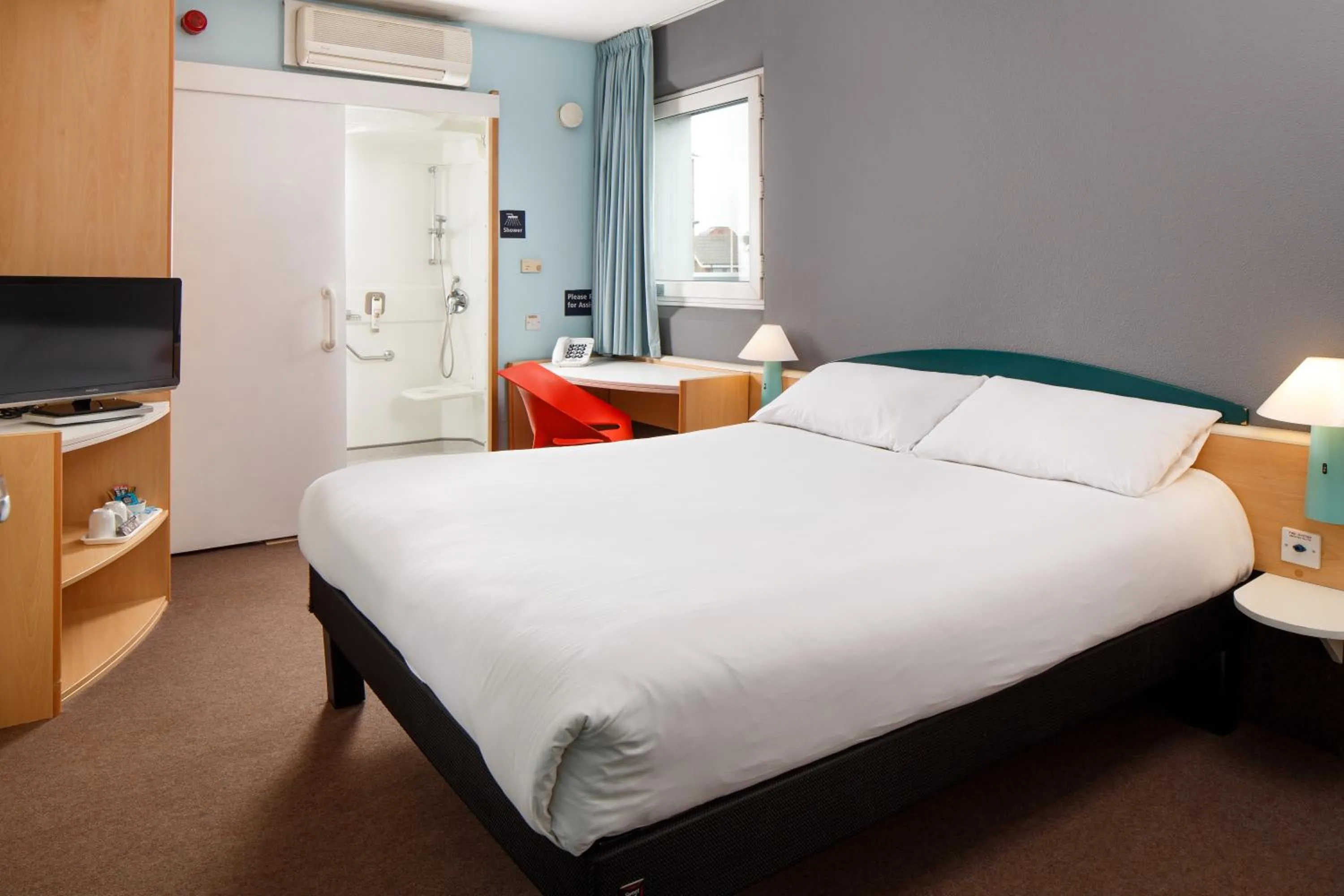 Photo of the whole room, Bed in ibis Hull City Centre