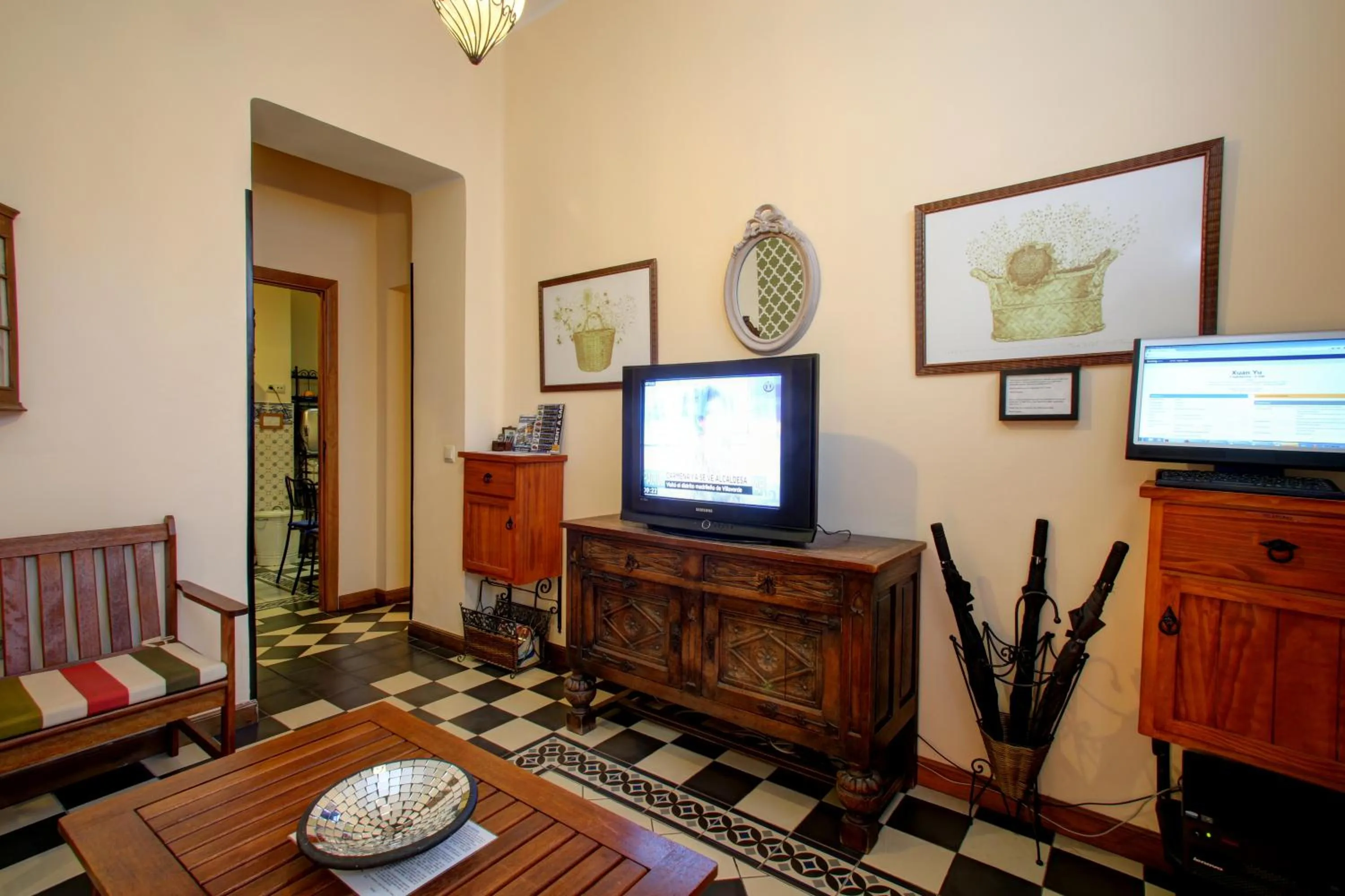 Communal lounge/ TV room in Málaga Lodge Guesthouse