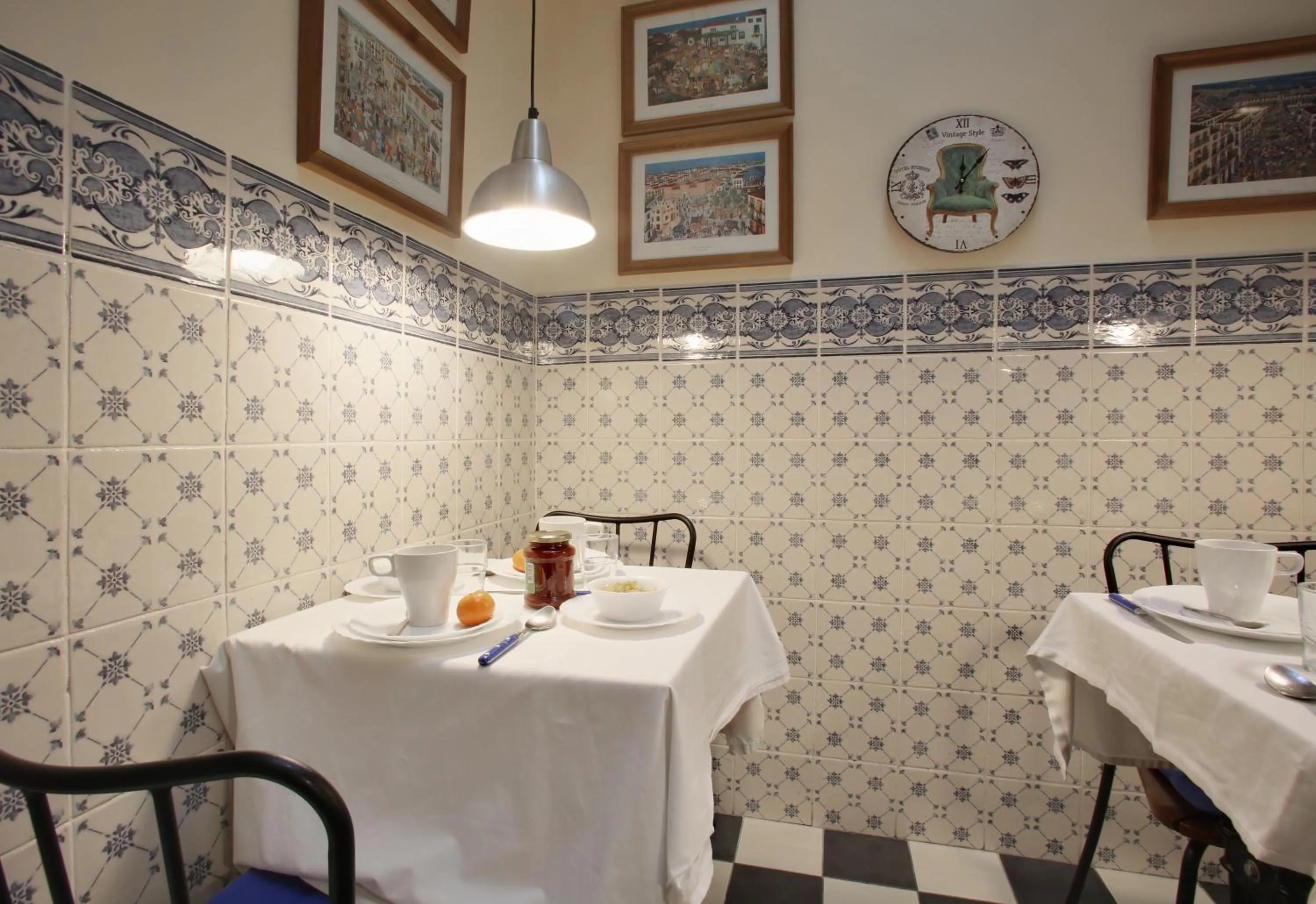 Communal kitchen in Málaga Lodge Guesthouse