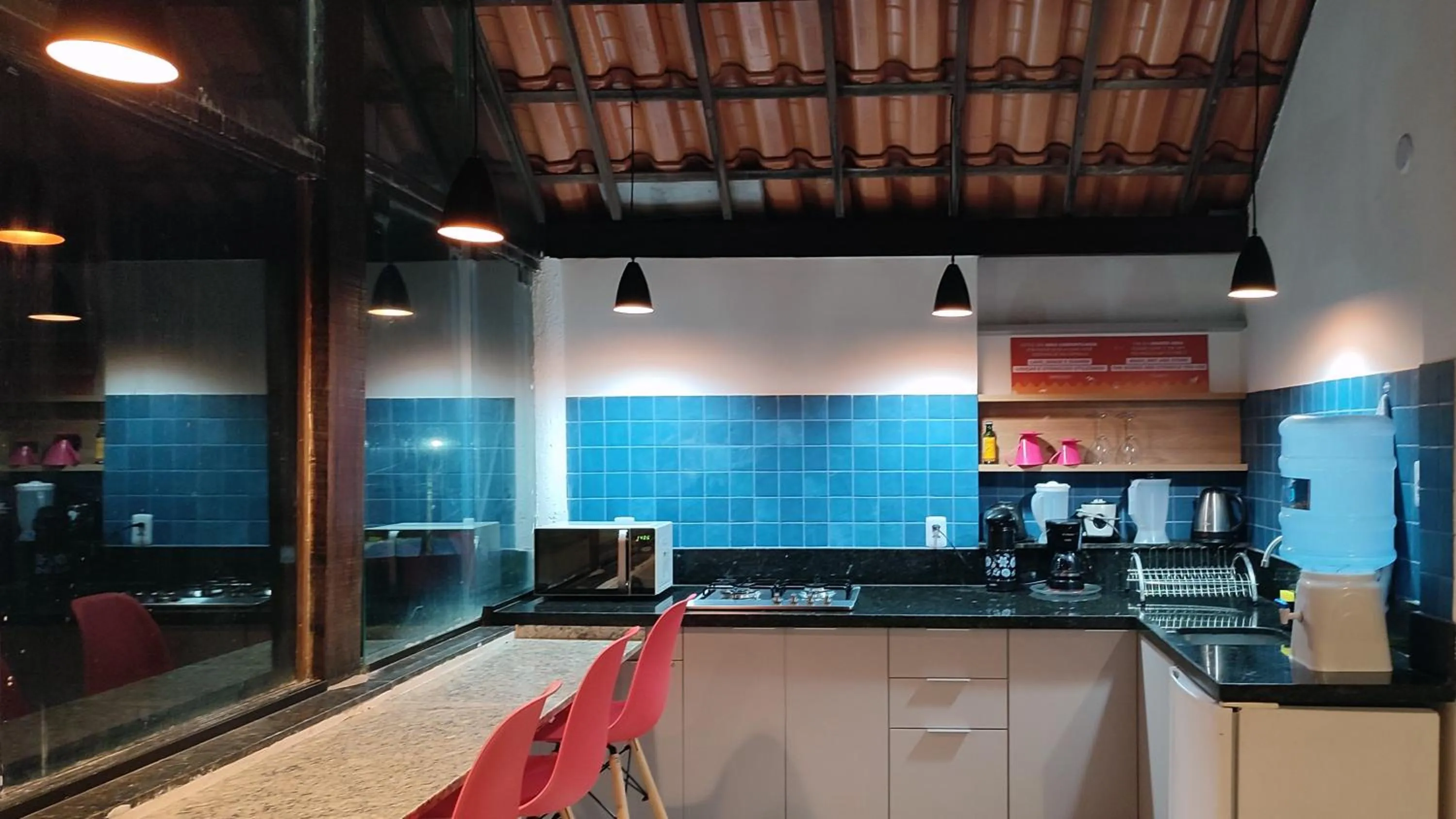 Communal kitchen in FAROL BEACH Suítes