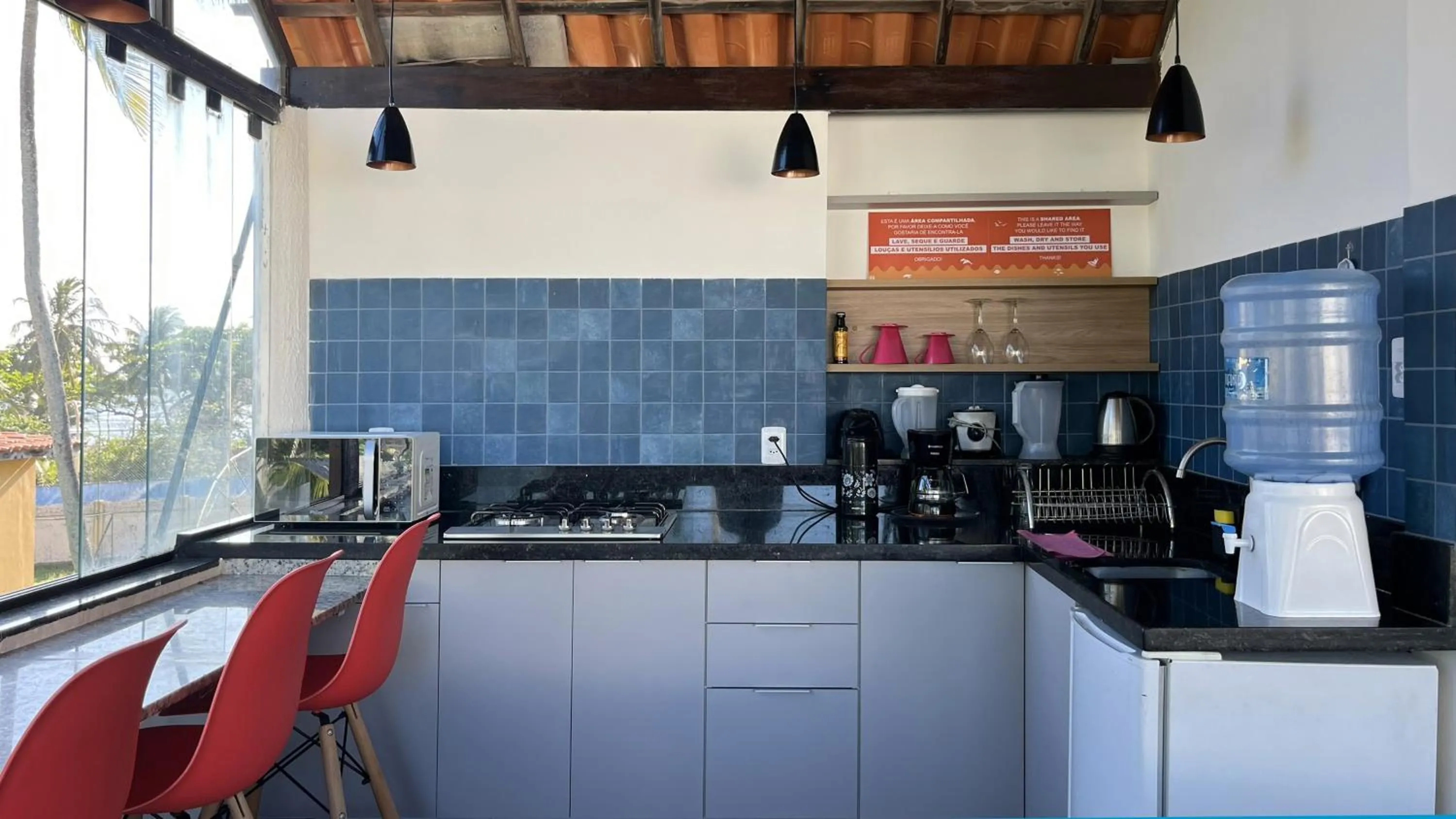 Communal kitchen in FAROL BEACH Suítes