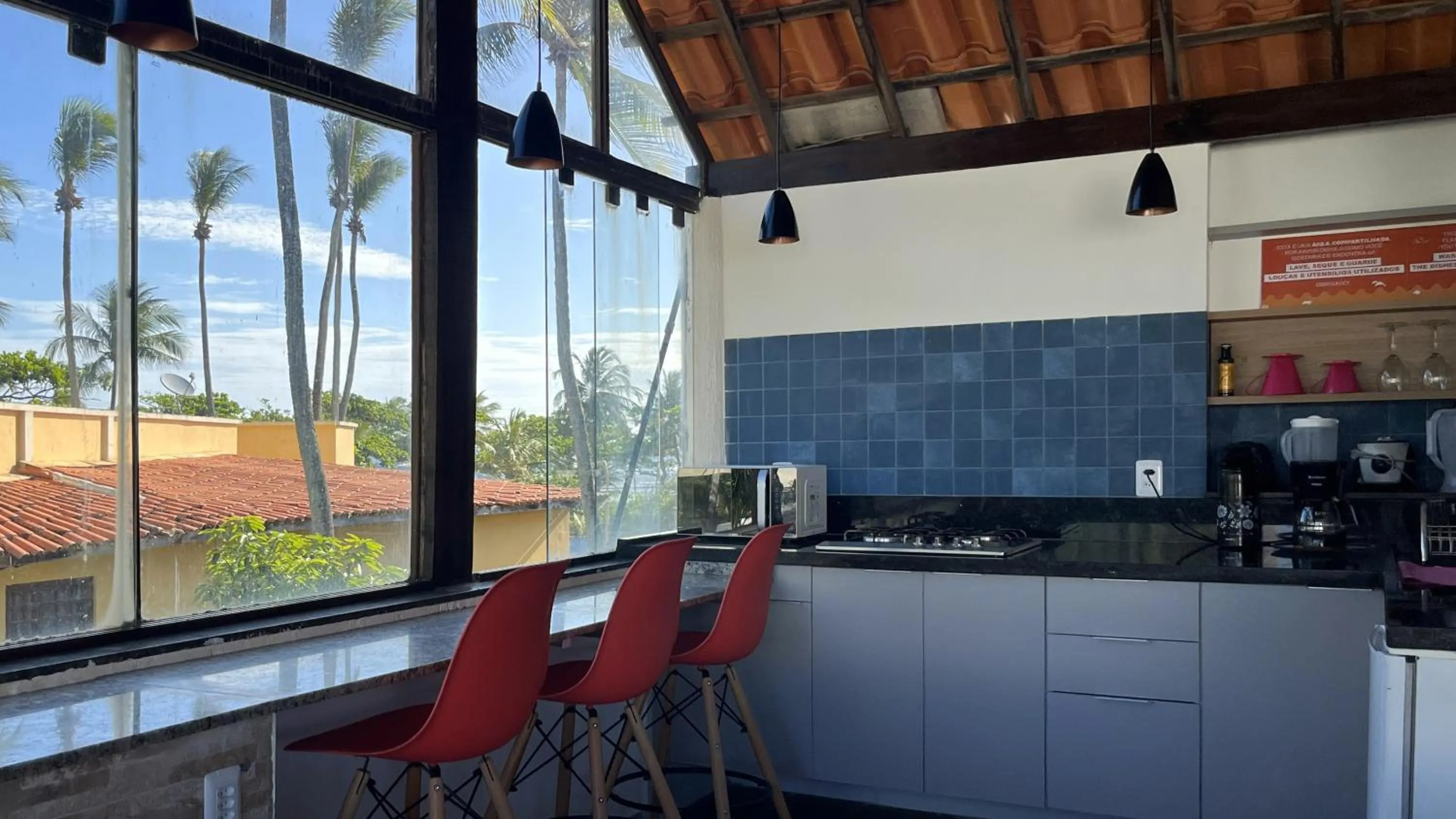Communal kitchen in FAROL BEACH Suítes