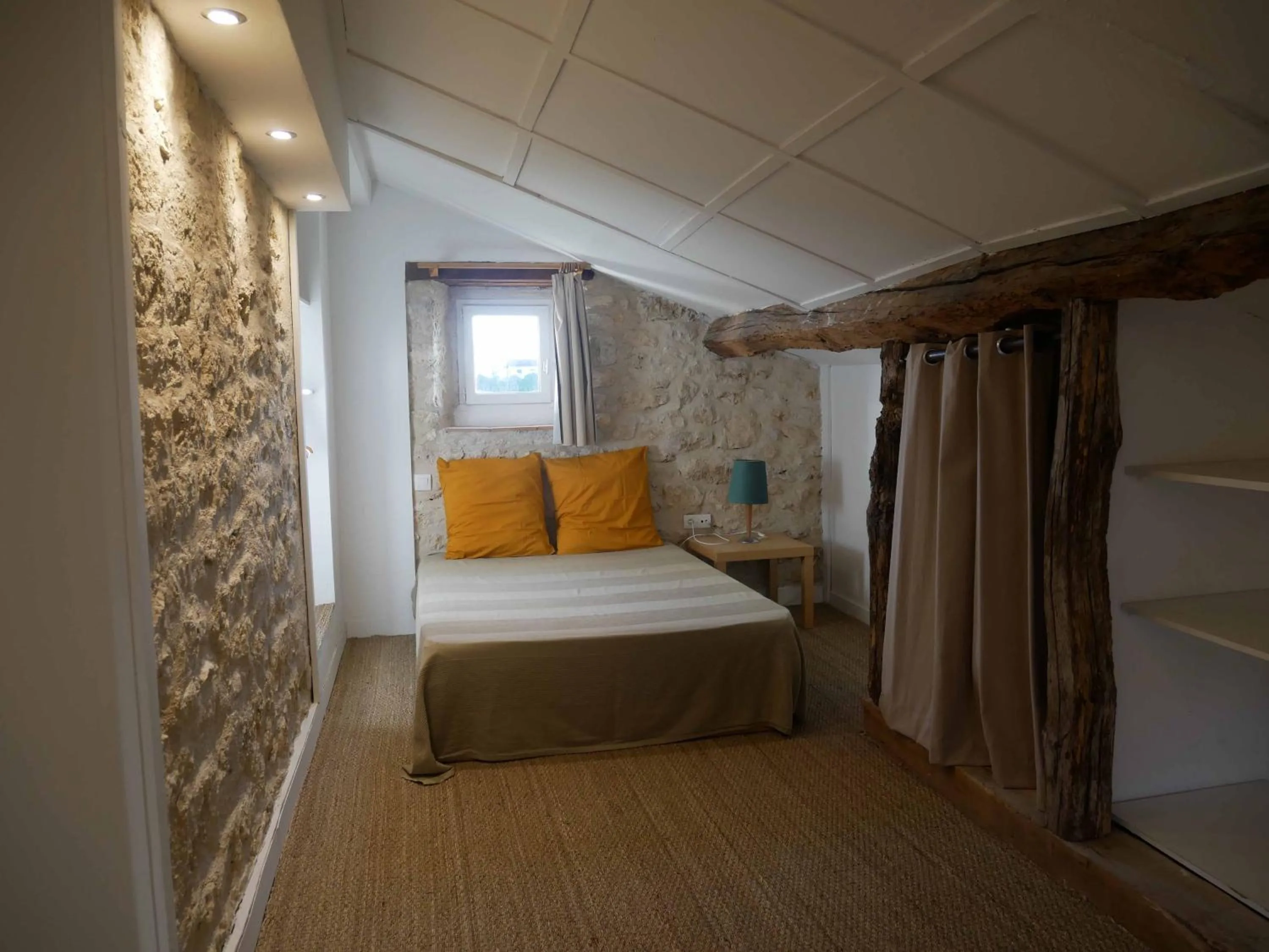 Photo of the whole room, Bed in gîte le cayrols