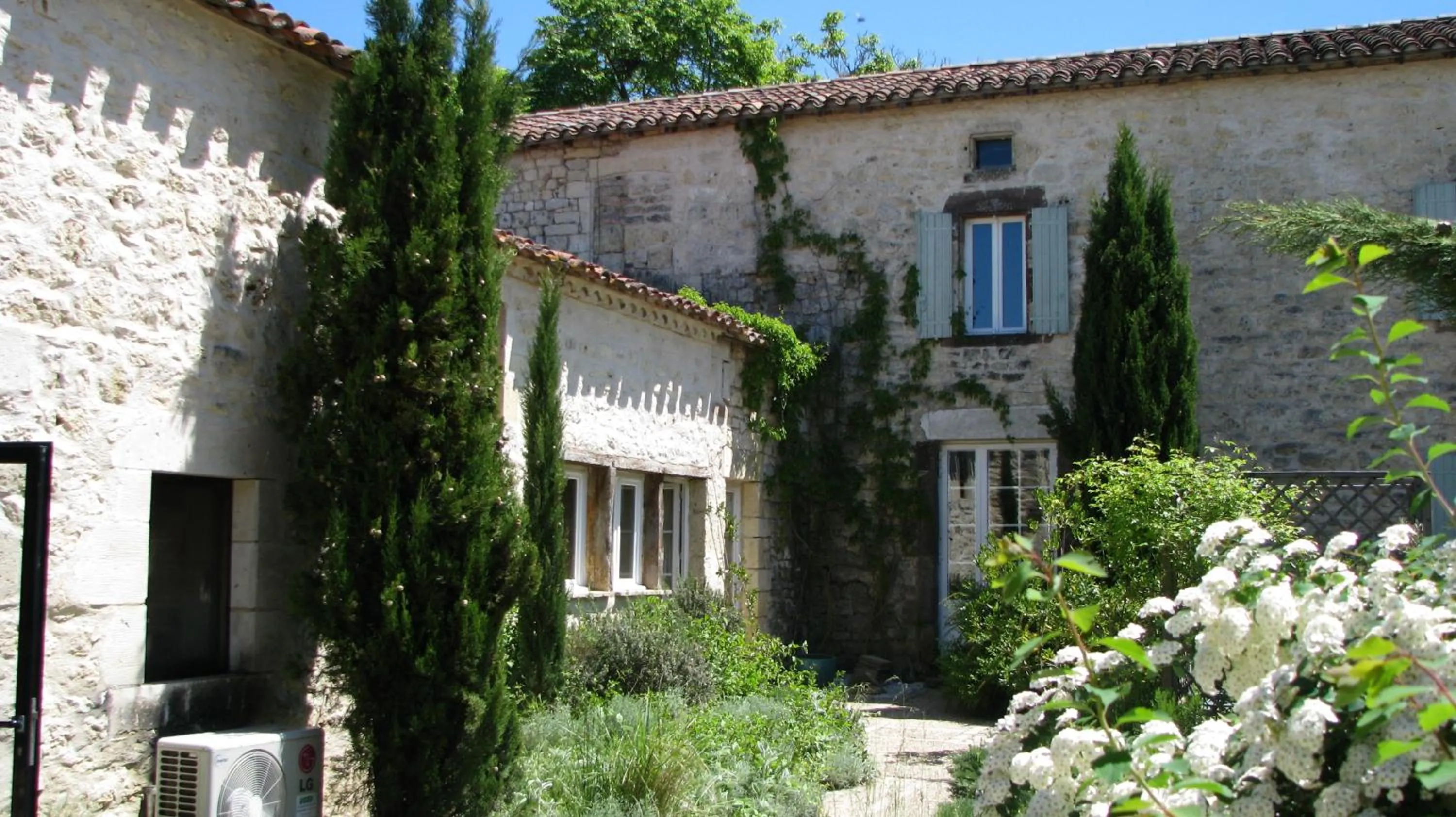Facade/entrance in gîte le cayrols