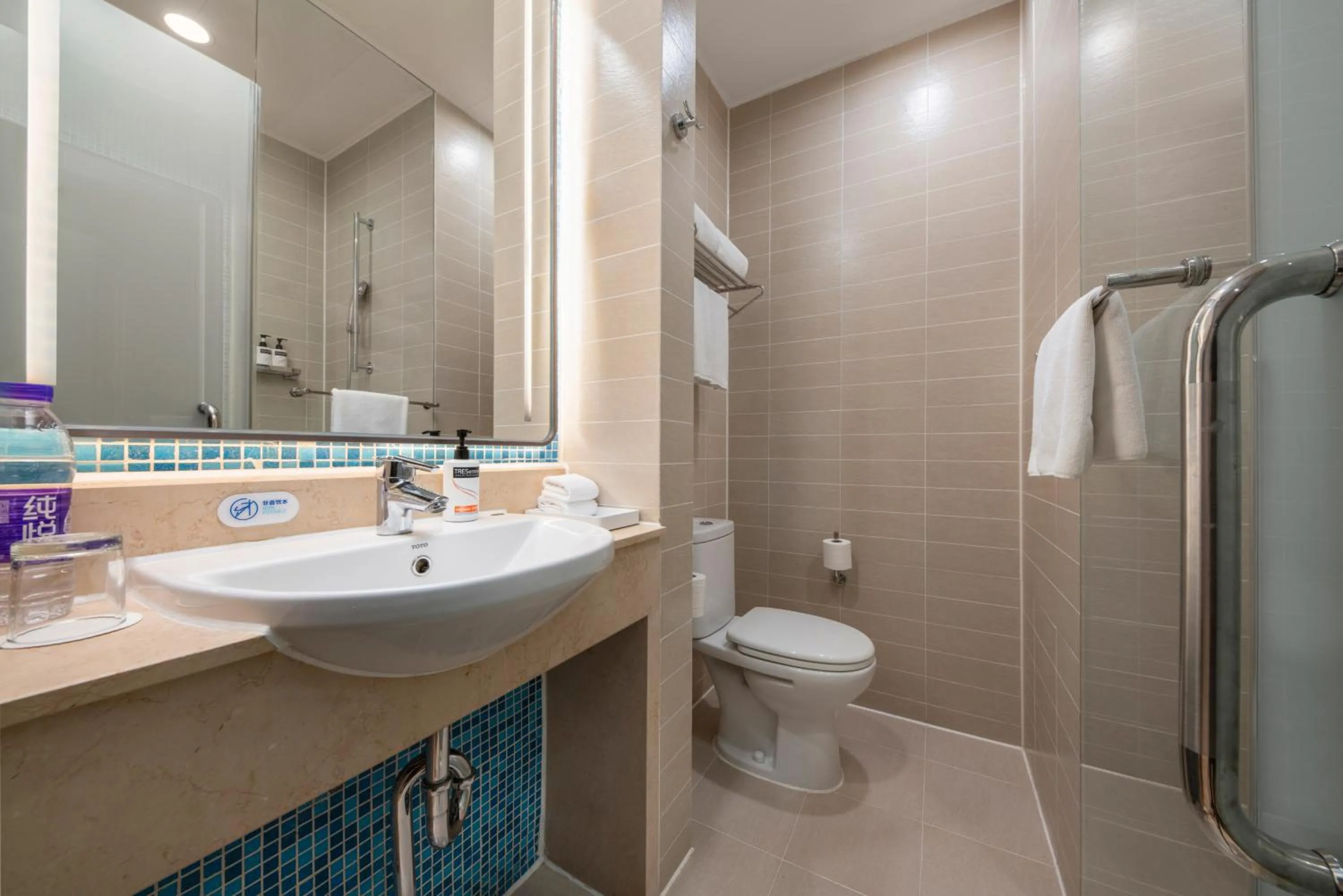Shower in Holiday Inn Express Shangdi Beijing by IHG l Next to Yuanmingyuan Park & Subway & Qinghe Railway Station & Beijing Sport University l Taxi 15 Minutes to Summer Palace & Peking University & Tsinghua University l 20 Minutes to Badaling Great Wall by Railway