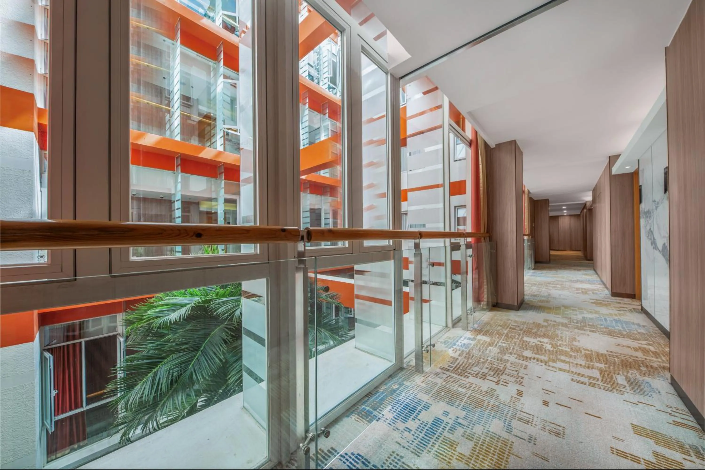 Lobby or reception in Holiday Inn Express Shangdi Beijing by IHG l Next to Yuanmingyuan Park & Subway & Qinghe Railway Station & Beijing Sport University l Taxi 15 Minutes to Summer Palace & Peking University & Tsinghua University l 20 Minutes to Badaling Great Wall by Railway