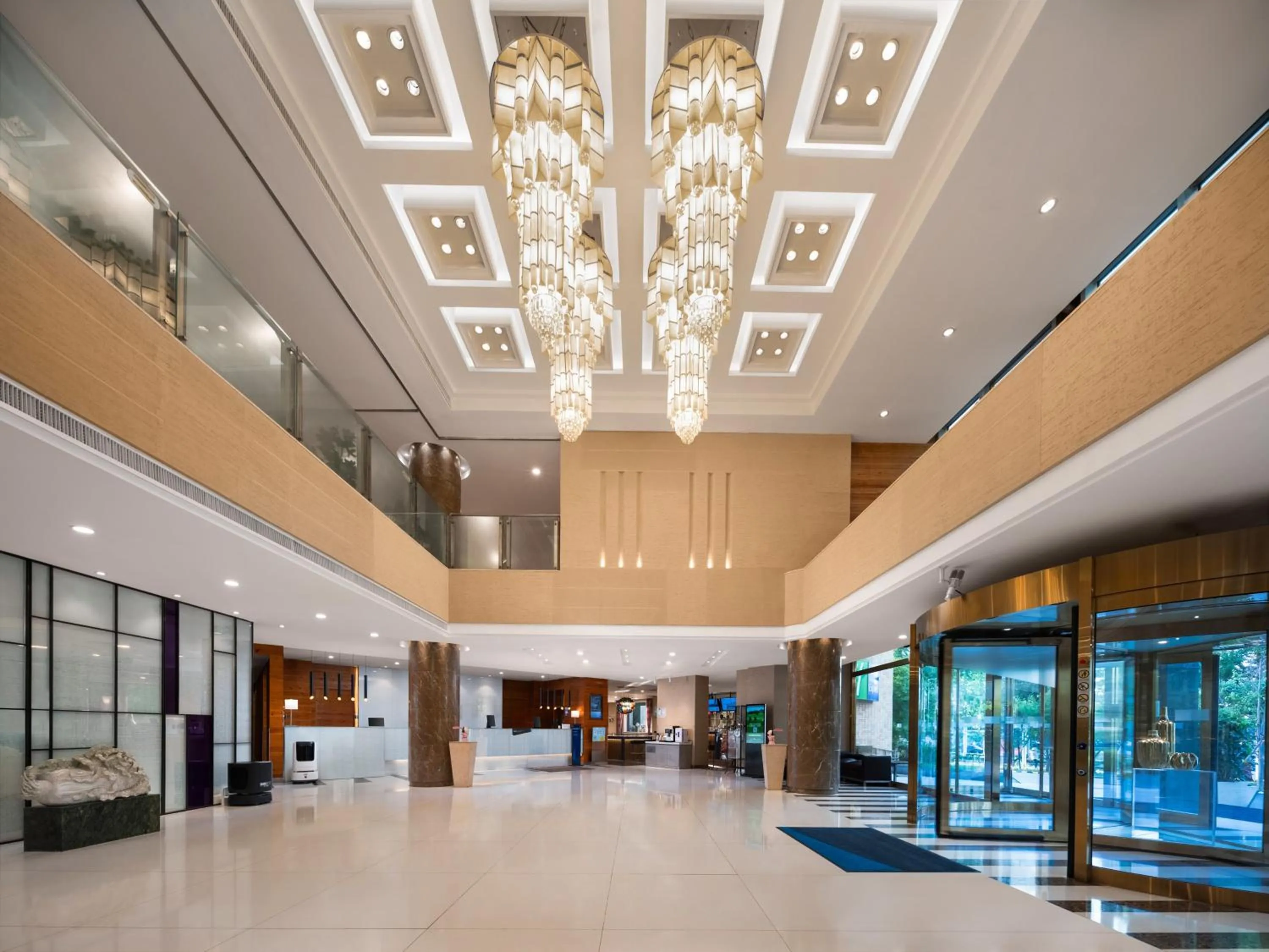 Property building in Holiday Inn Express Shangdi Beijing by IHG l Next to Yuanmingyuan Park & Subway & Qinghe Railway Station & Beijing Sport University l Taxi 15 Minutes to Summer Palace & Peking University & Tsinghua University l 20 Minutes to Badaling Great Wall by Railway