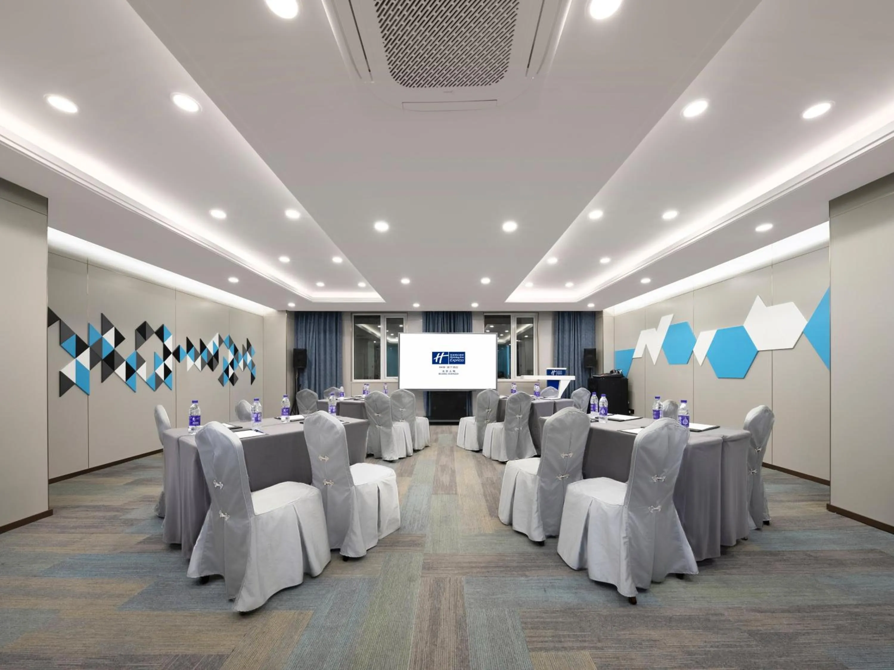 Meeting/conference room in Holiday Inn Express Shangdi Beijing by IHG l Next to Yuanmingyuan Park & Subway & Qinghe Railway Station & Beijing Sport University l Taxi 15 Minutes to Summer Palace & Peking University & Tsinghua University l 20 Minutes to Badaling Great Wall by Railway