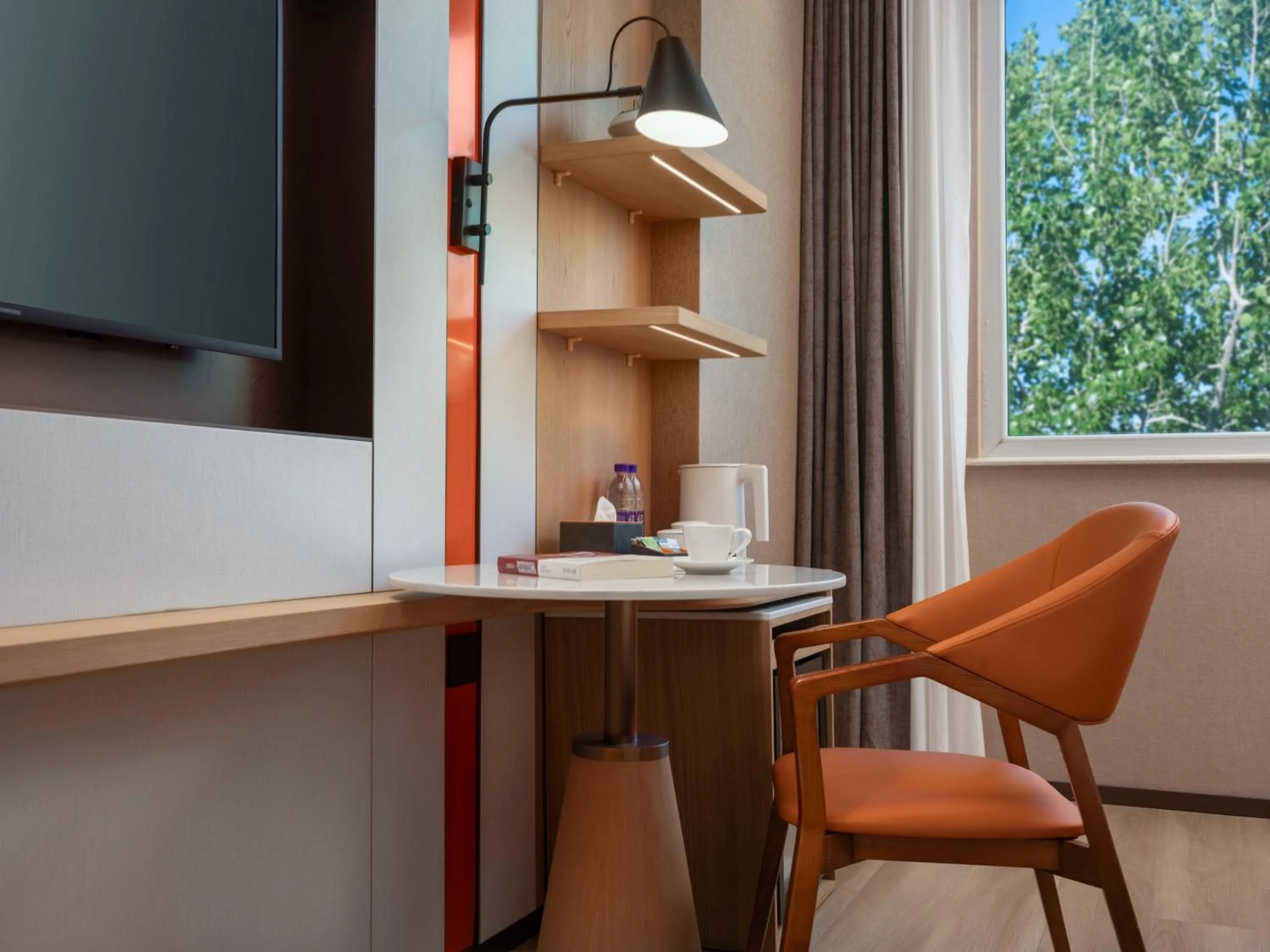 Photo of the whole room in Holiday Inn Express Shangdi Beijing by IHG l Next to Yuanmingyuan Park & Subway & Qinghe Railway Station & Beijing Sport University l Taxi 15 Minutes to Summer Palace & Peking University & Tsinghua University l 20 Minutes to Badaling Great Wall by Railway