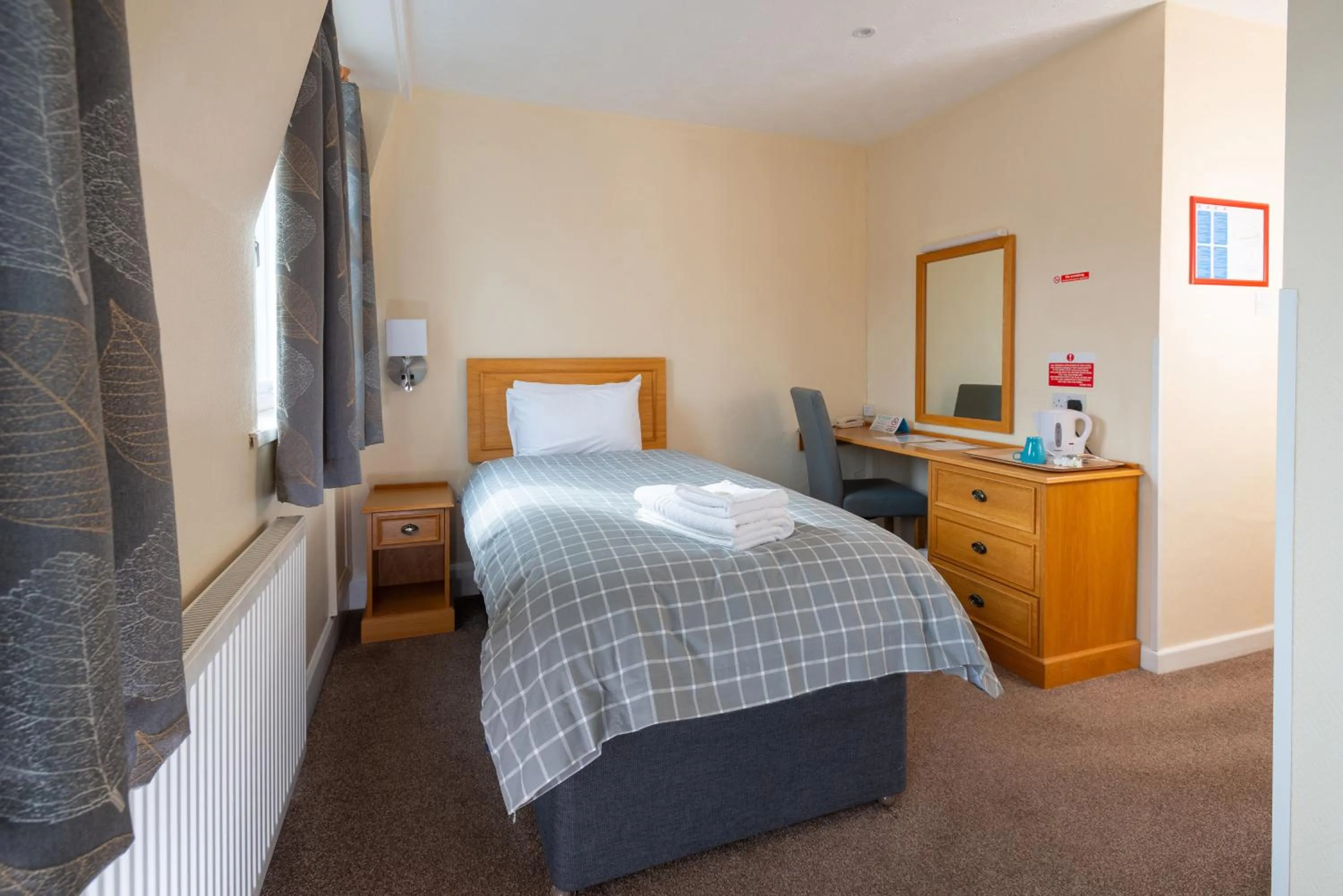 Bedroom, Bed in The Crown Hotel