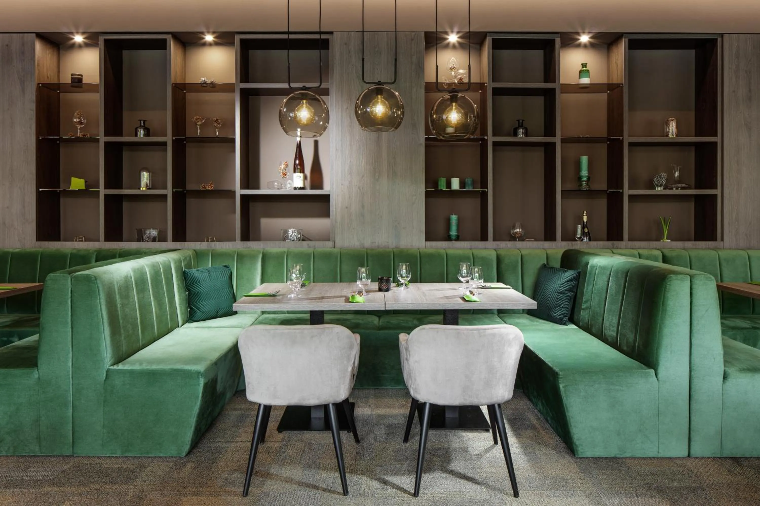 Restaurant/places to eat in Pinia Hotel & Resort