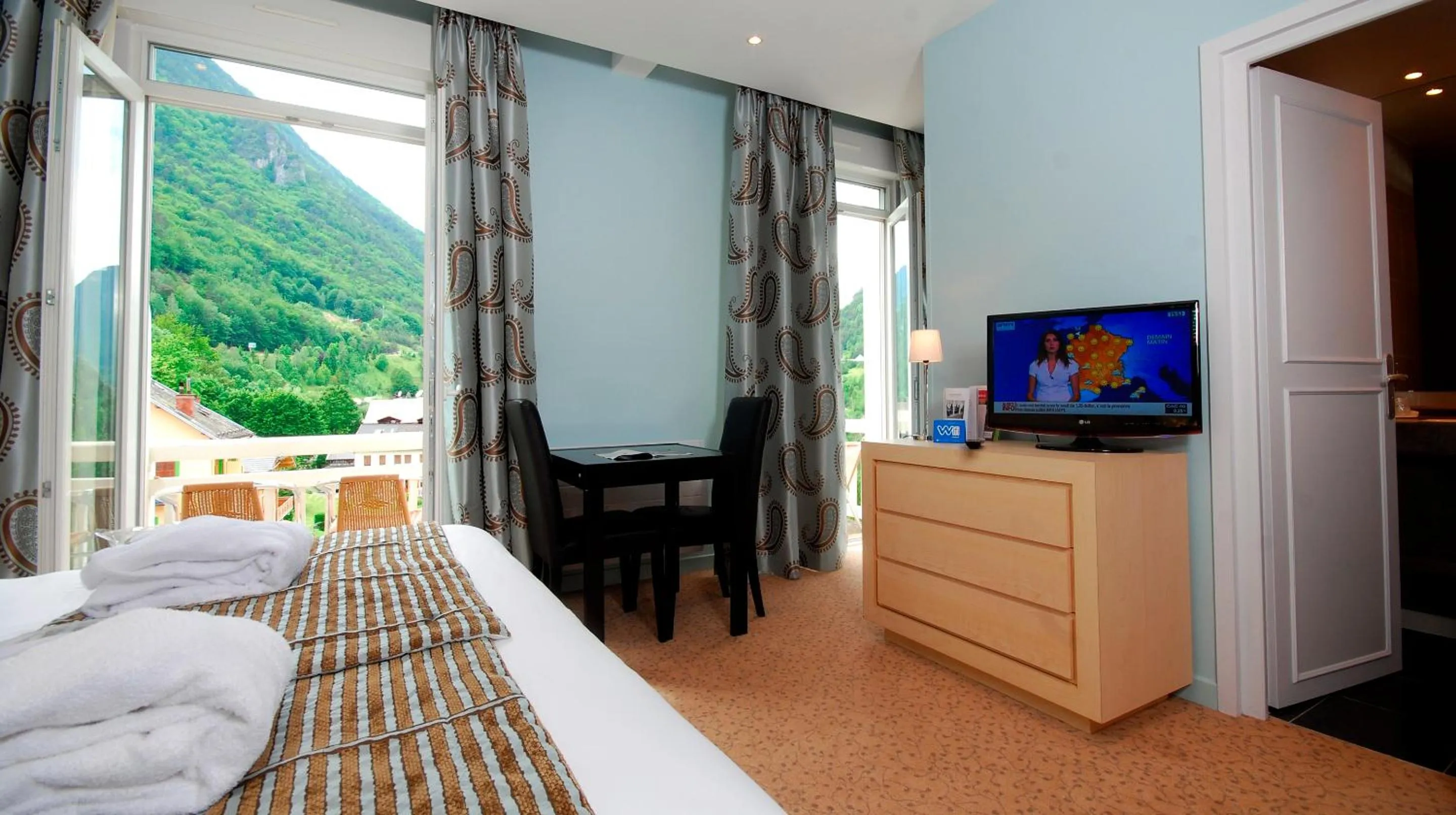 Bedroom, Bed in Golf Hôtel